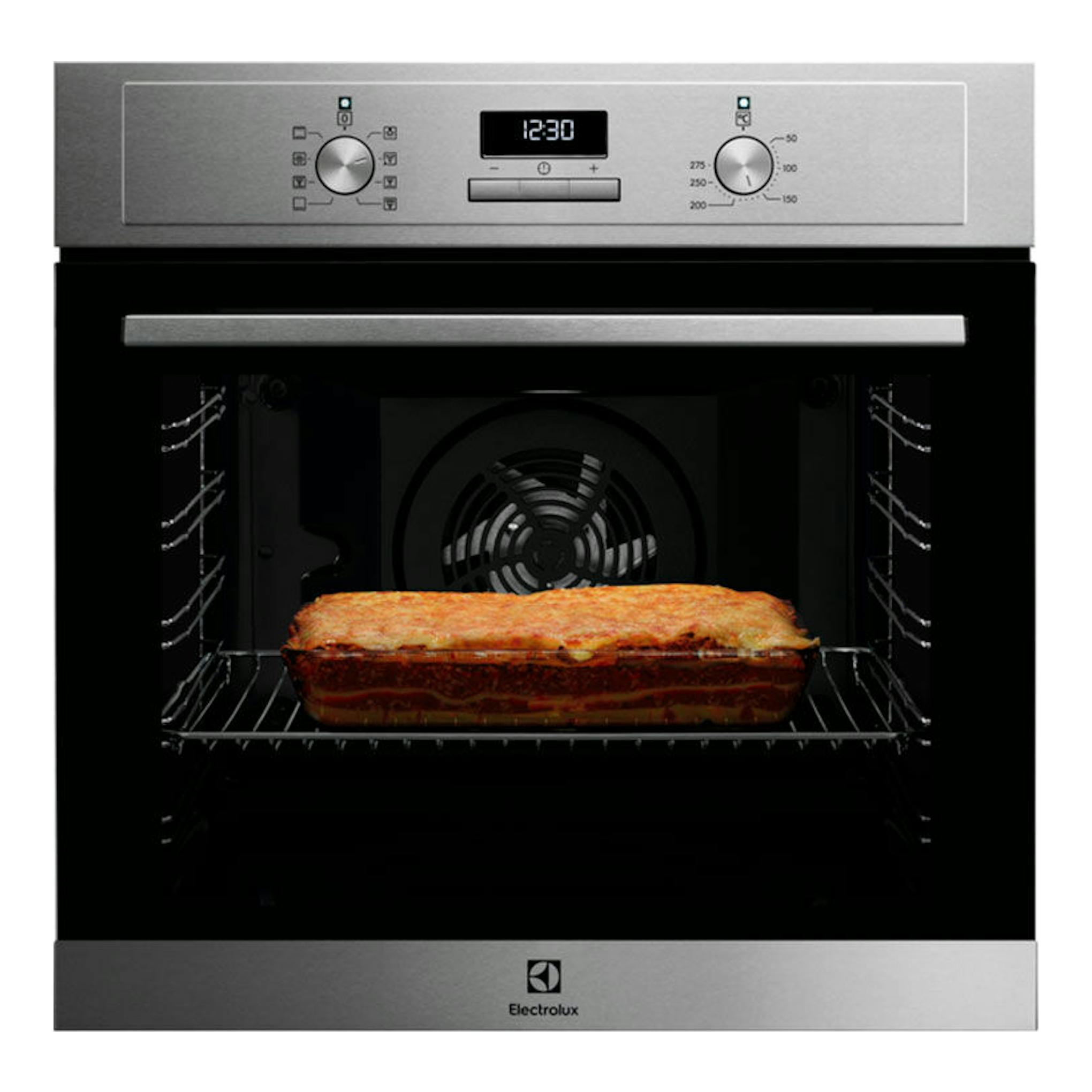 Electrolux EOH3H54X inox, horno empotrable en vista frontal abierta, con una fuente de lasaña dentro.