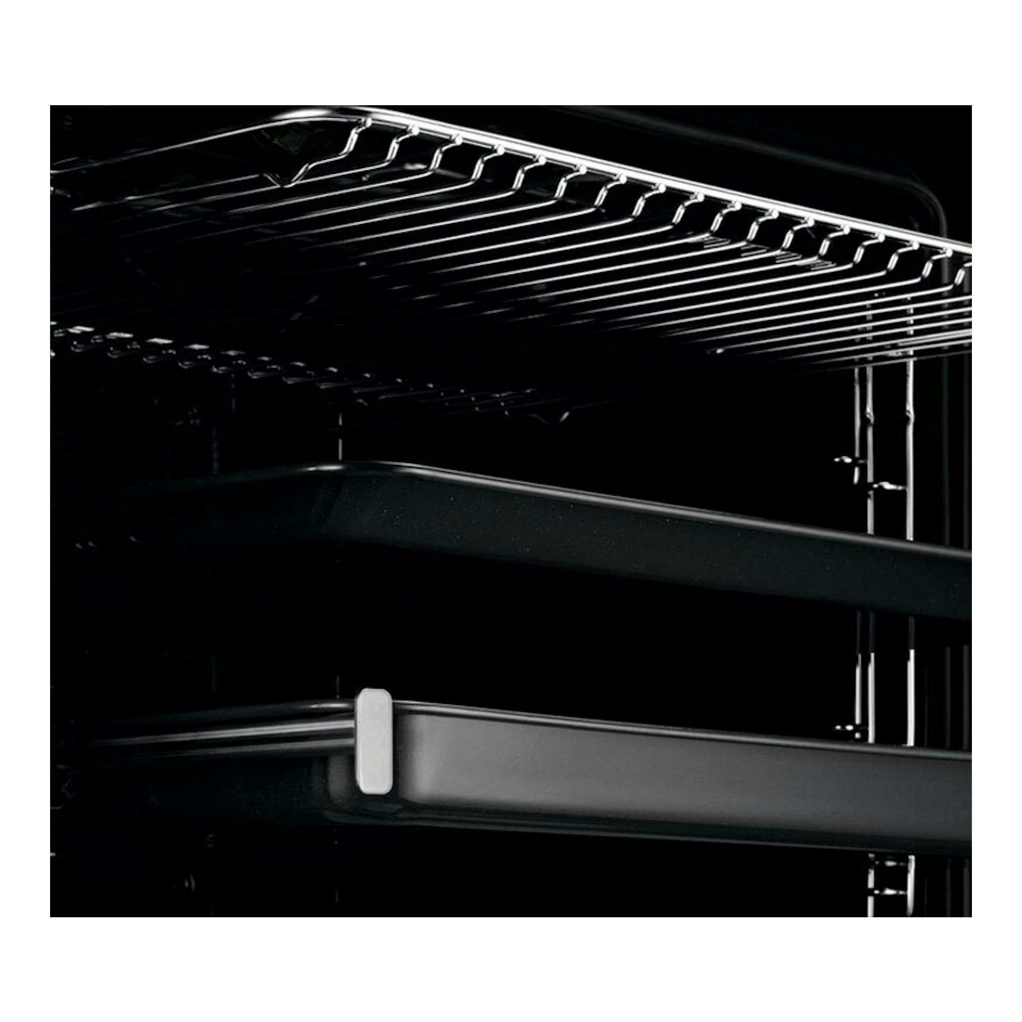 Horno Electrolux EOH4P56BX inox, vista interior en negro con parrillas metálicas y bandeja extraíble.