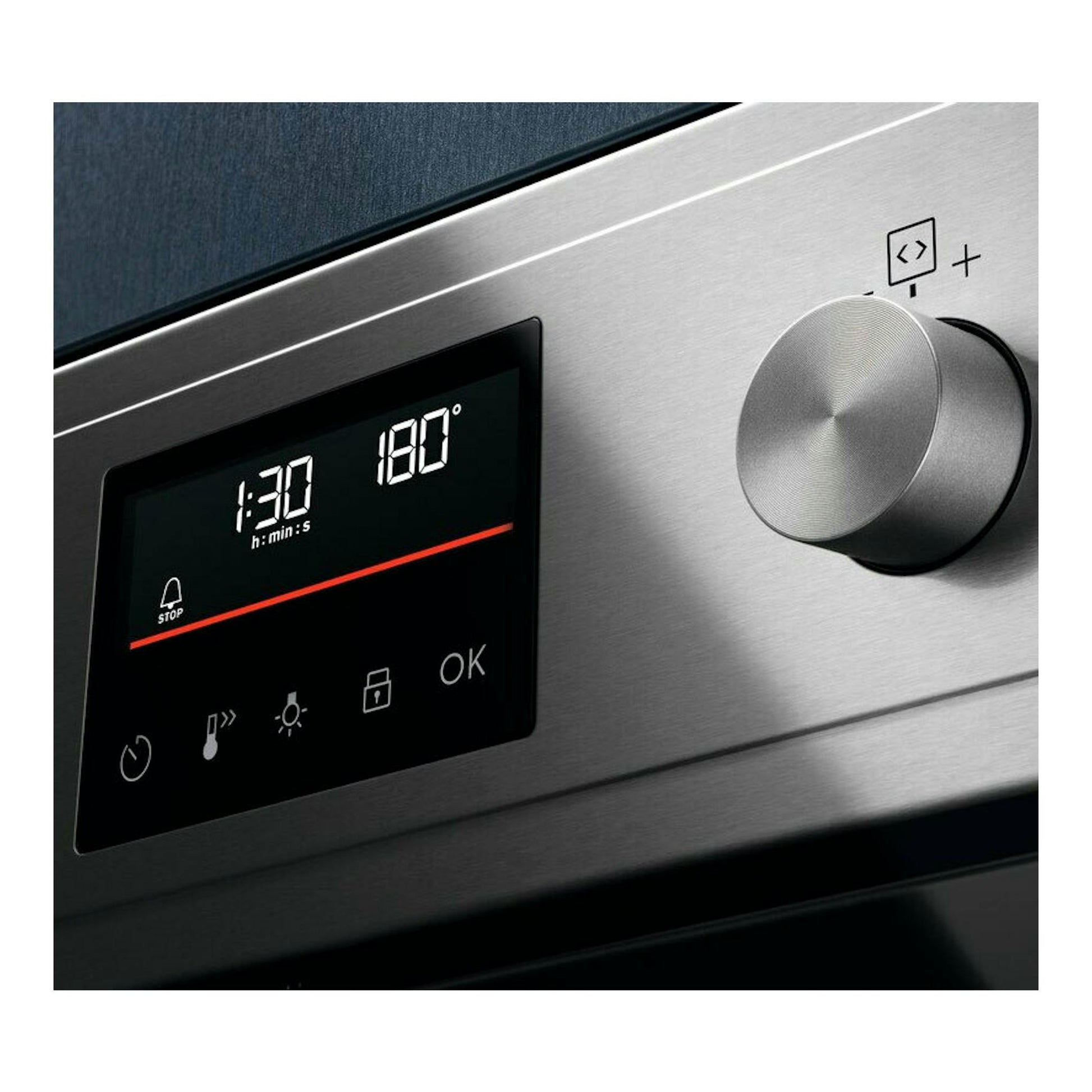 Horno Electrolux EOH4P56BX inox, primer plano del panel frontal de acero inoxidable con display y mando.