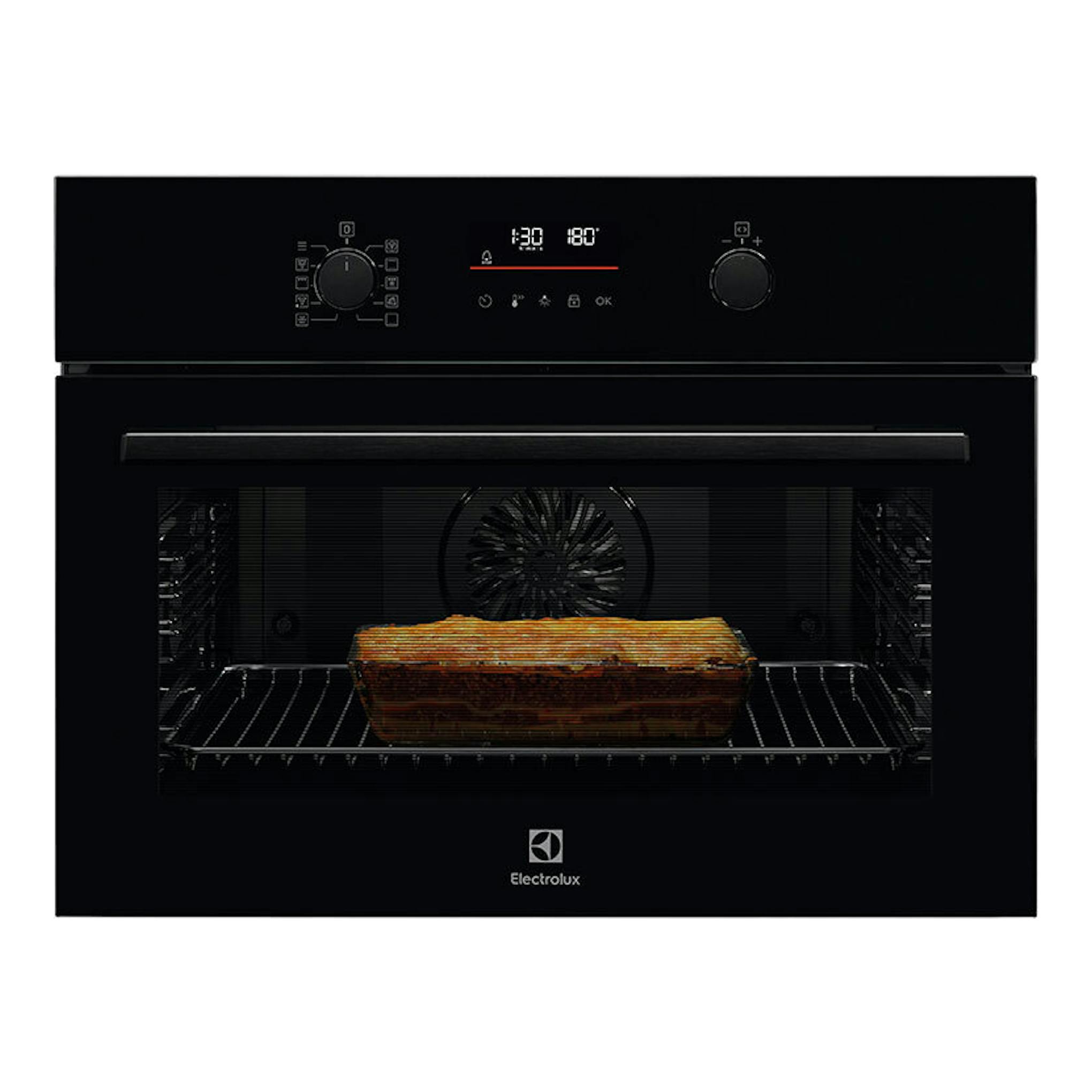 Horno Electrolux EVF6E46Z negro, vista frontal, con panel digital y una pieza de pan dentro.