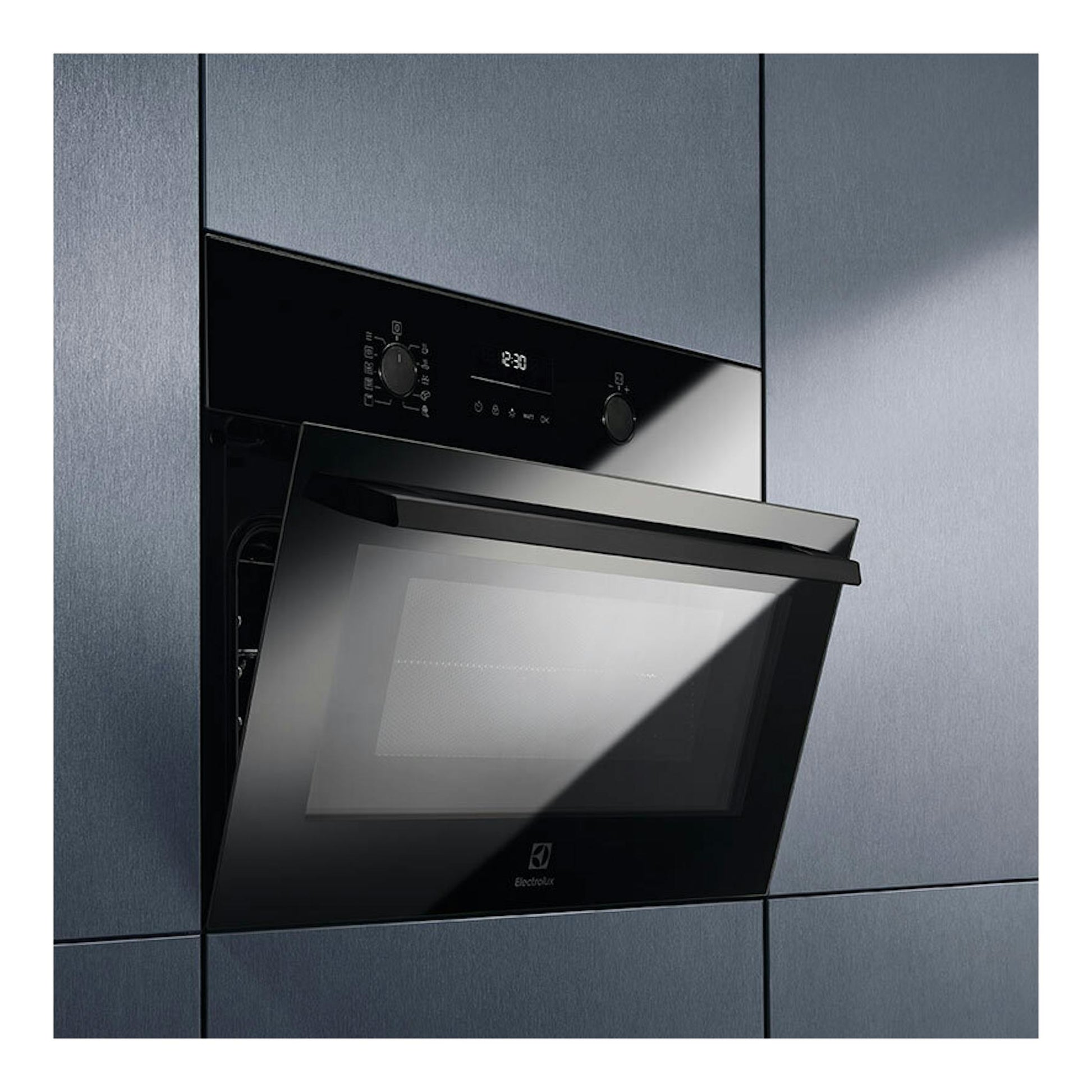 Horno empotrado Electrolux EVF6E46Z negro, vista frontal en ángulo, con puerta abatible y panel digital.