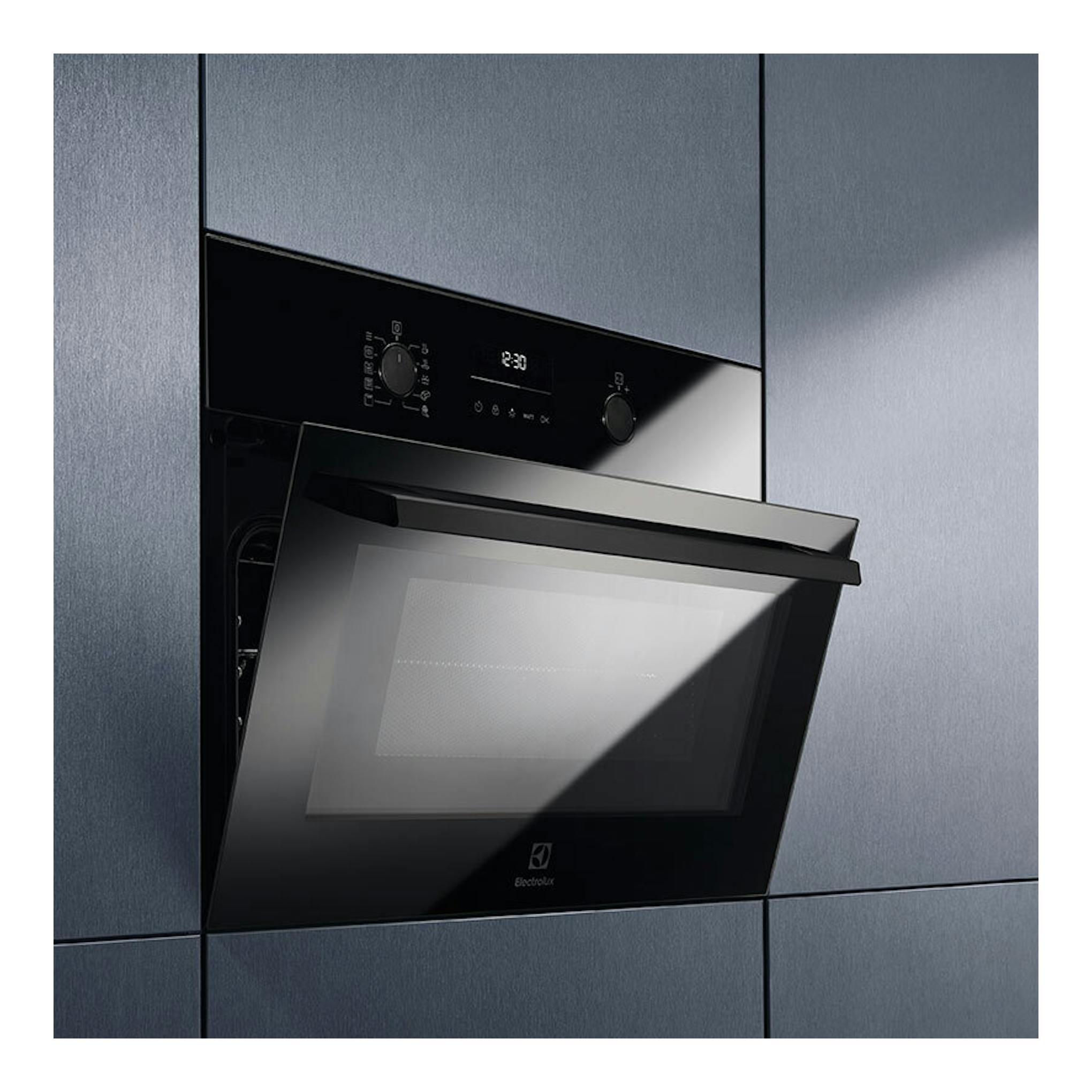 Horno empotrado Electrolux EVF6E46Z negro, vista frontal en ángulo, con puerta abatible y panel digital.