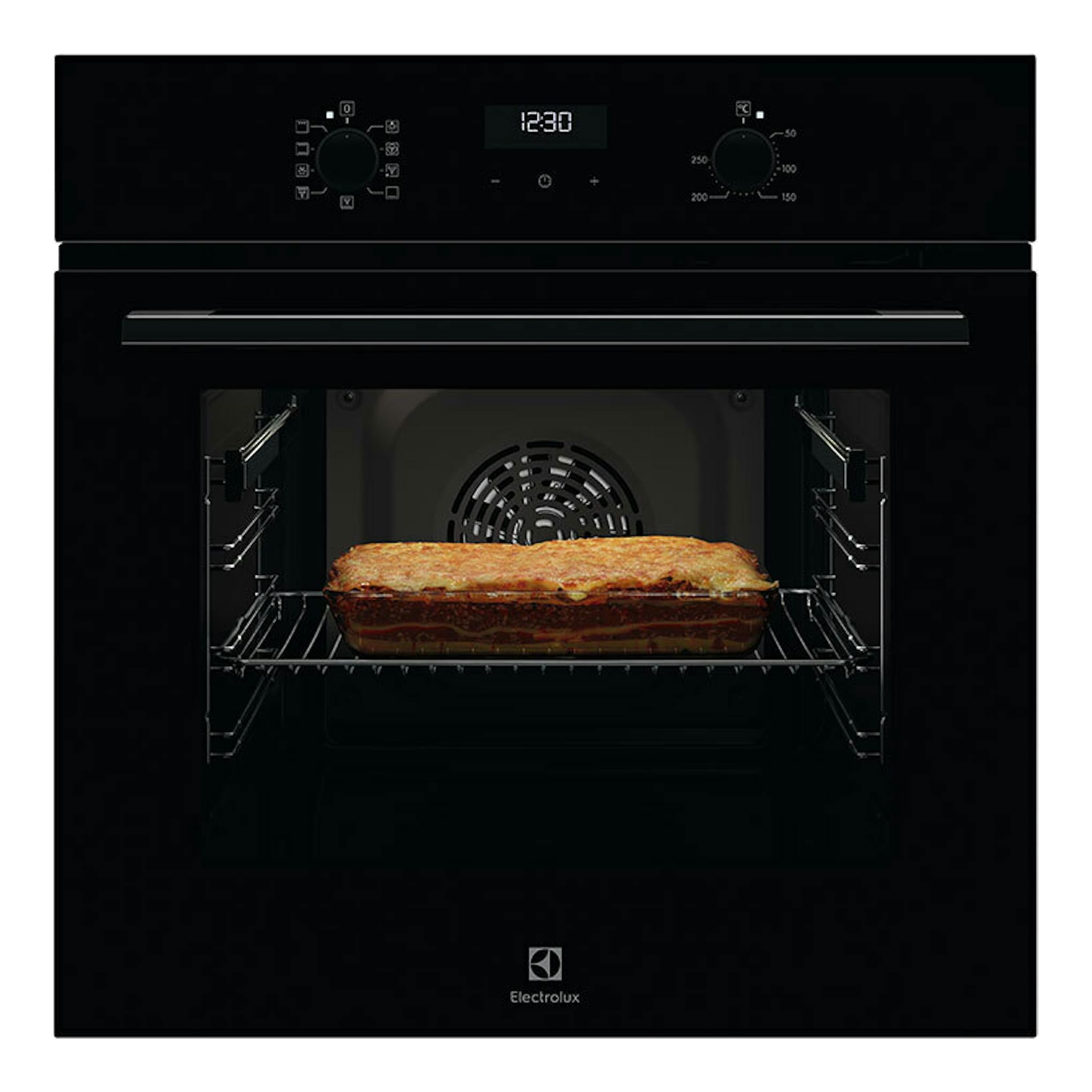 Horno Electrolux negro, vista frontal, con panel digital y una fuente de lasaña en el interior.