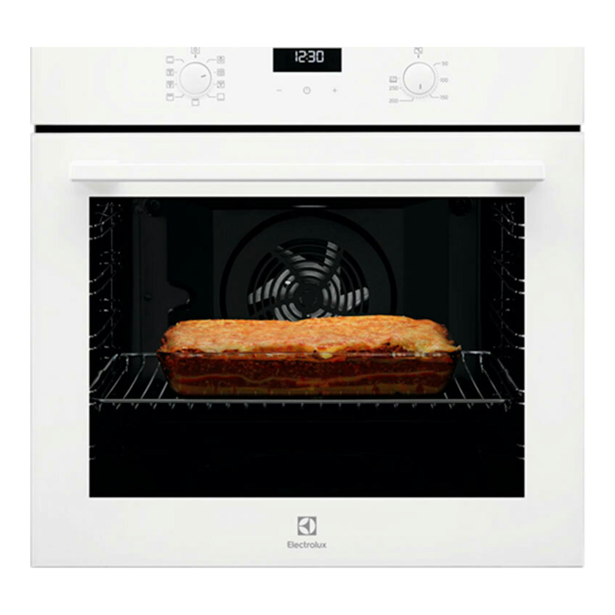 Horno Electrolux OEF5H50V blanco, vista frontal, con panel digital 12:30 y fuente de comida dentro.
