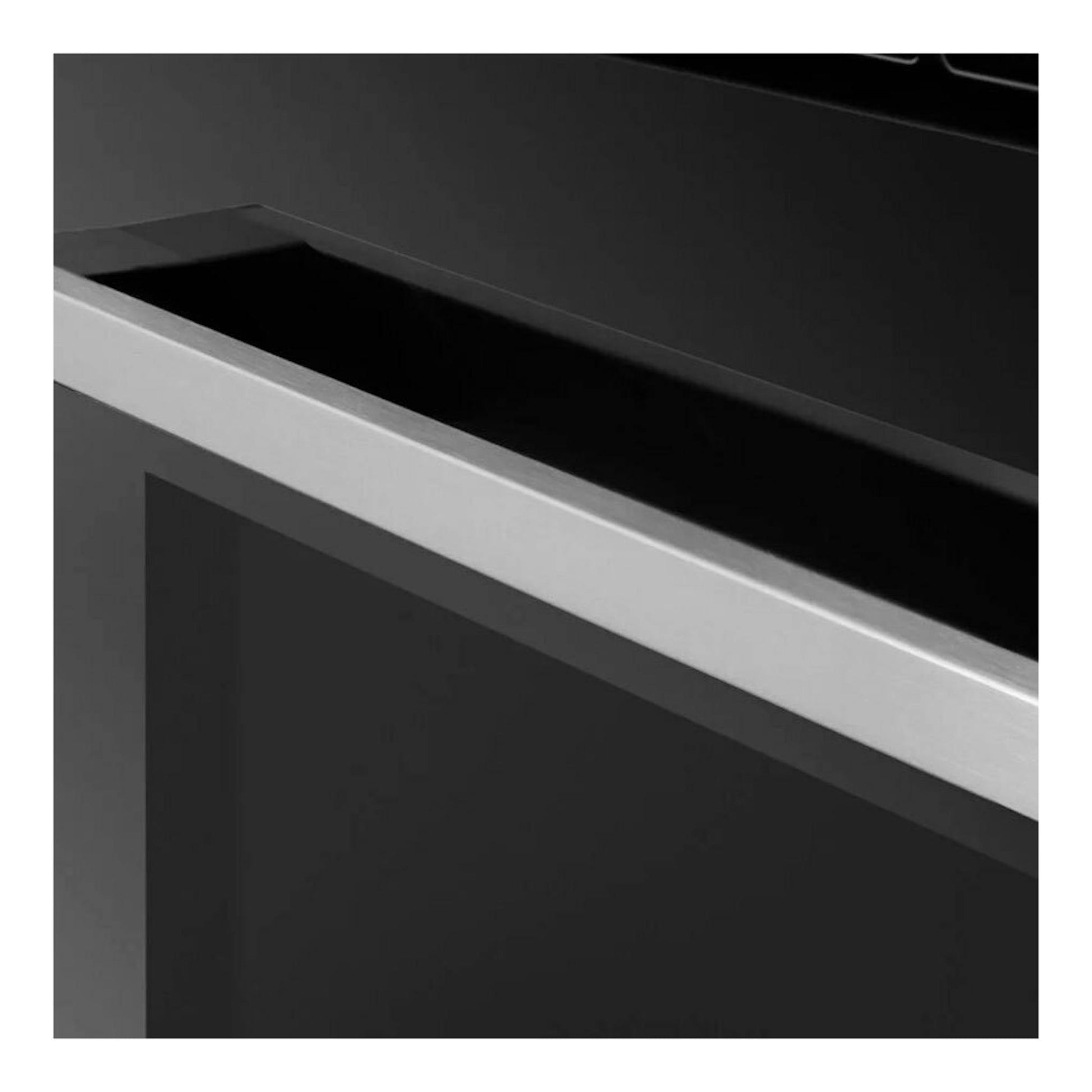Horno Fagor 9H-115BX inox, primer plano de la puerta negra con tirador de acero inoxidable.
