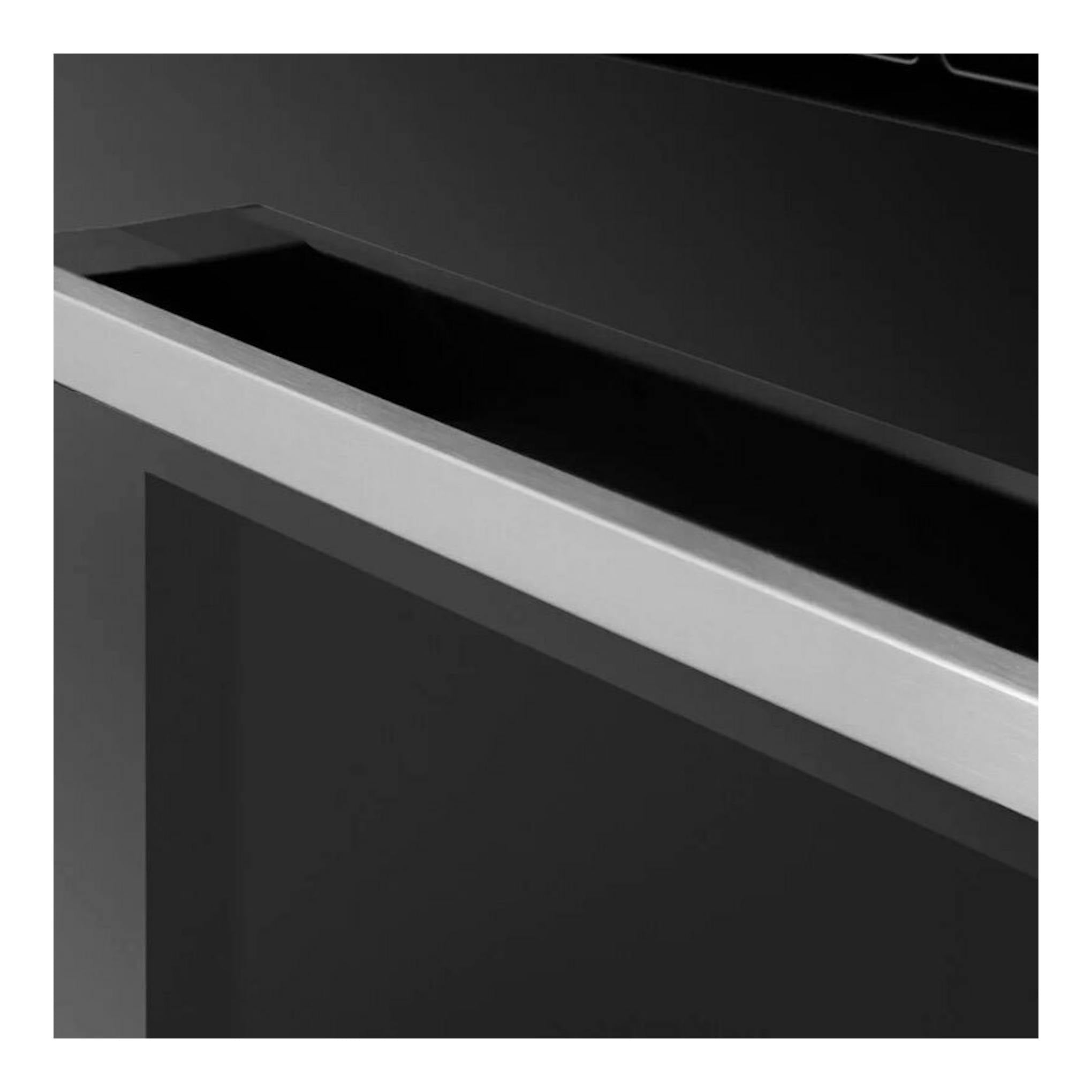 Horno Fagor 9H-115BX inox, primer plano de la puerta negra con tirador de acero inoxidable.