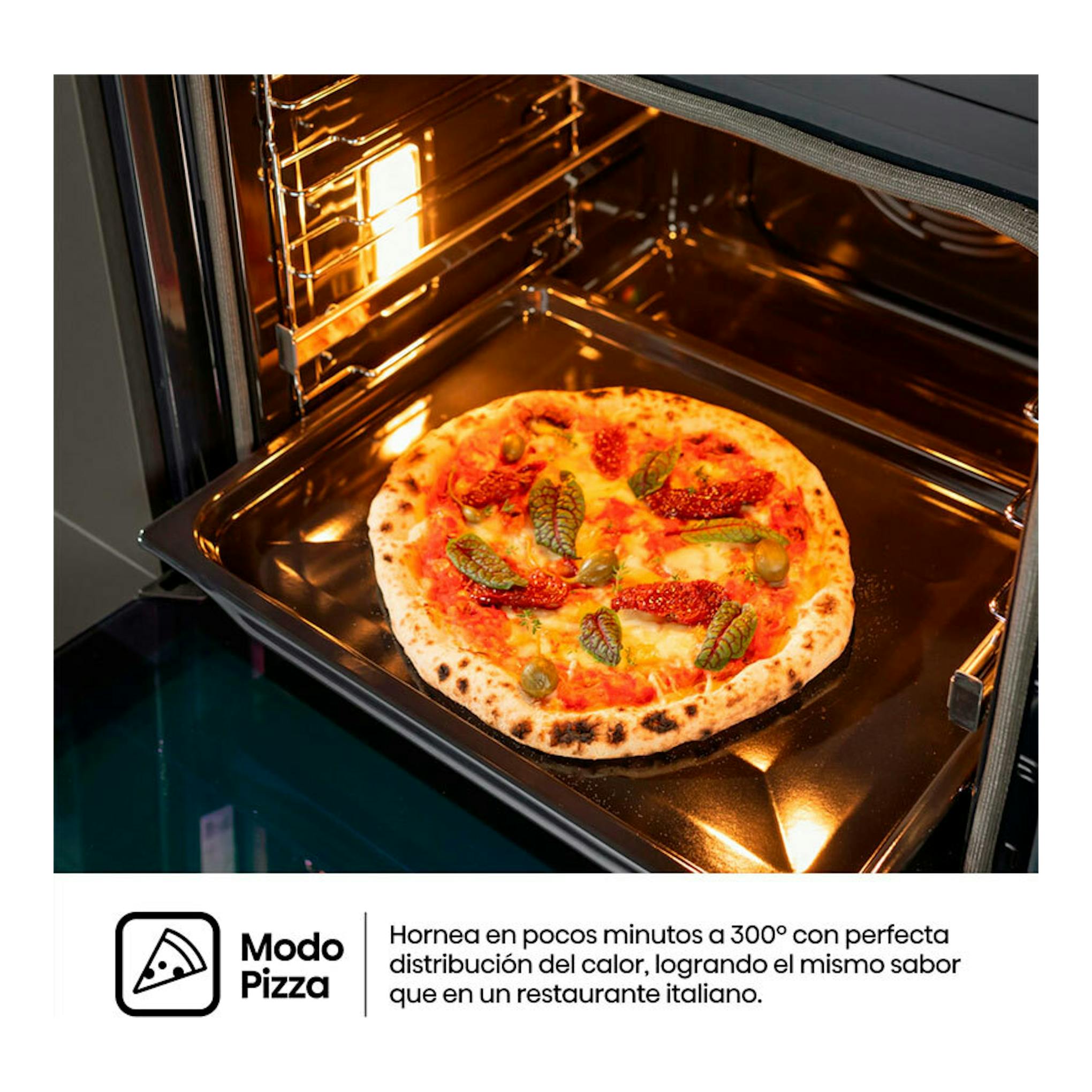 Horno Hisense BAS614A8B negro con pizza en bandeja, vista interior abierta y luz encendida.