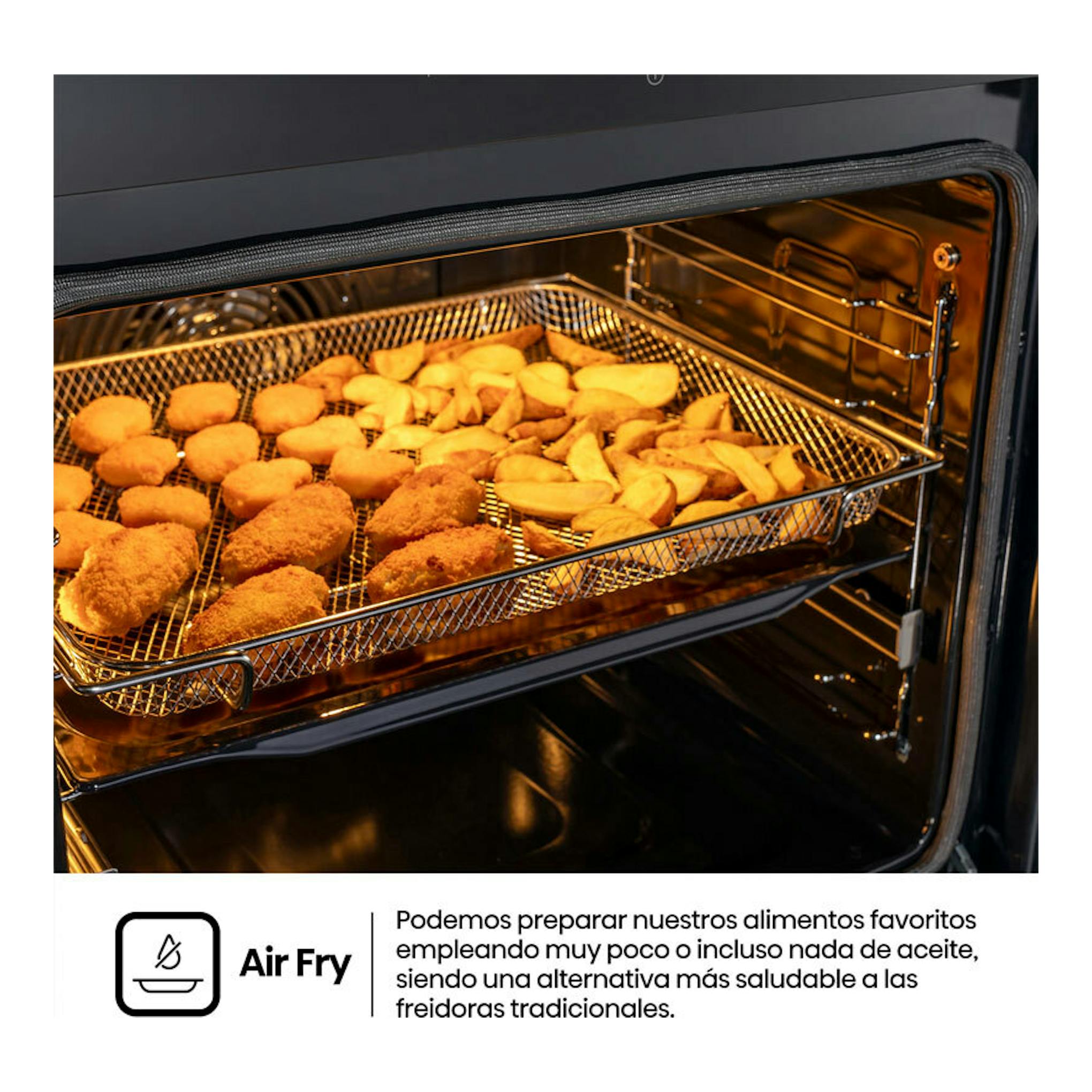 Horno Hisense BAS614A8B negro, vista frontal del interior con bandeja Air Fry y alimentos.