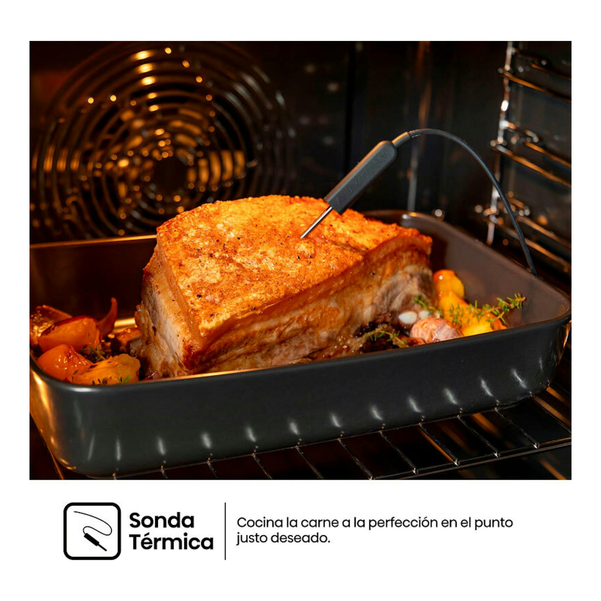 Interior de horno negro con bandeja y asado, y sonda térmica; vista frontal. Hisense BAS614P8B.