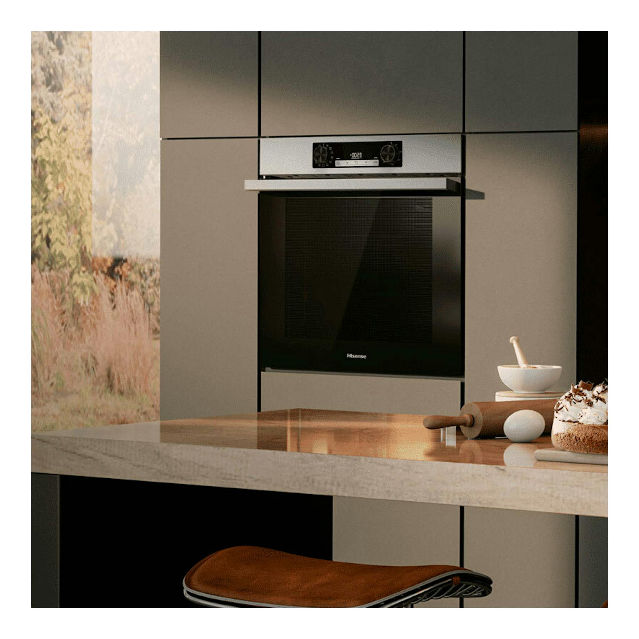 Horno empotrado Hisense BI64213E14PX en inox y negro, vista frontal en cocina moderna.