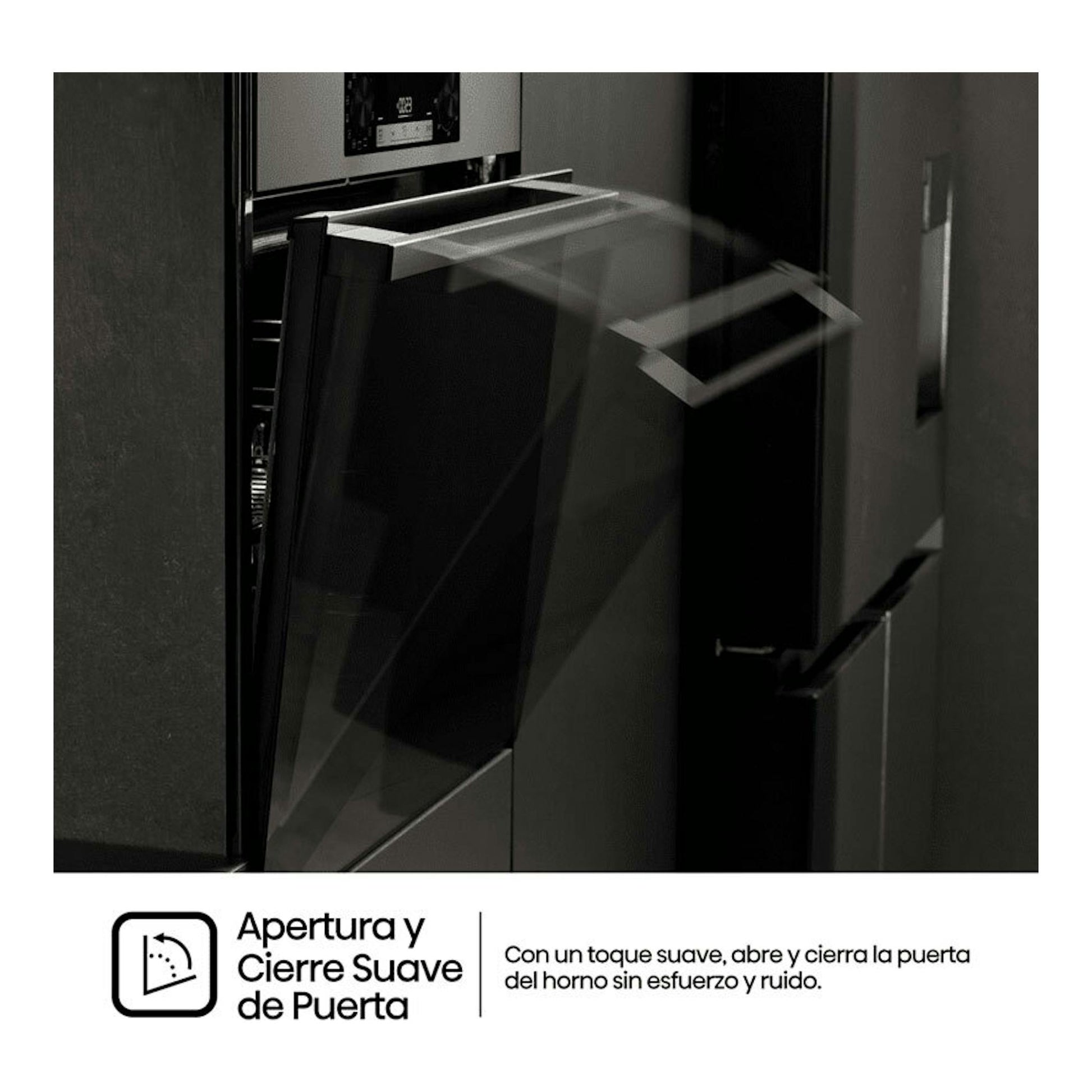 Horno Hisense BI64213E14PX inox, vista frontal con la puerta abatible parcialmente abierta.