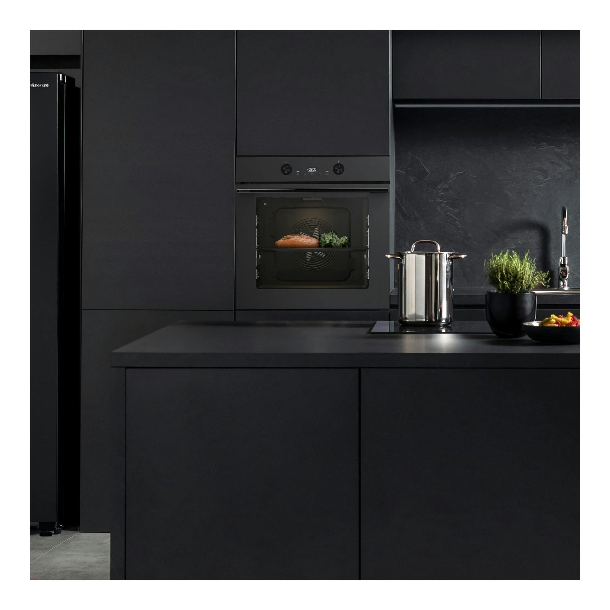 Horno Hisense BI64223EPMB negro mate empotrado, vista frontal, con comida en el interior.