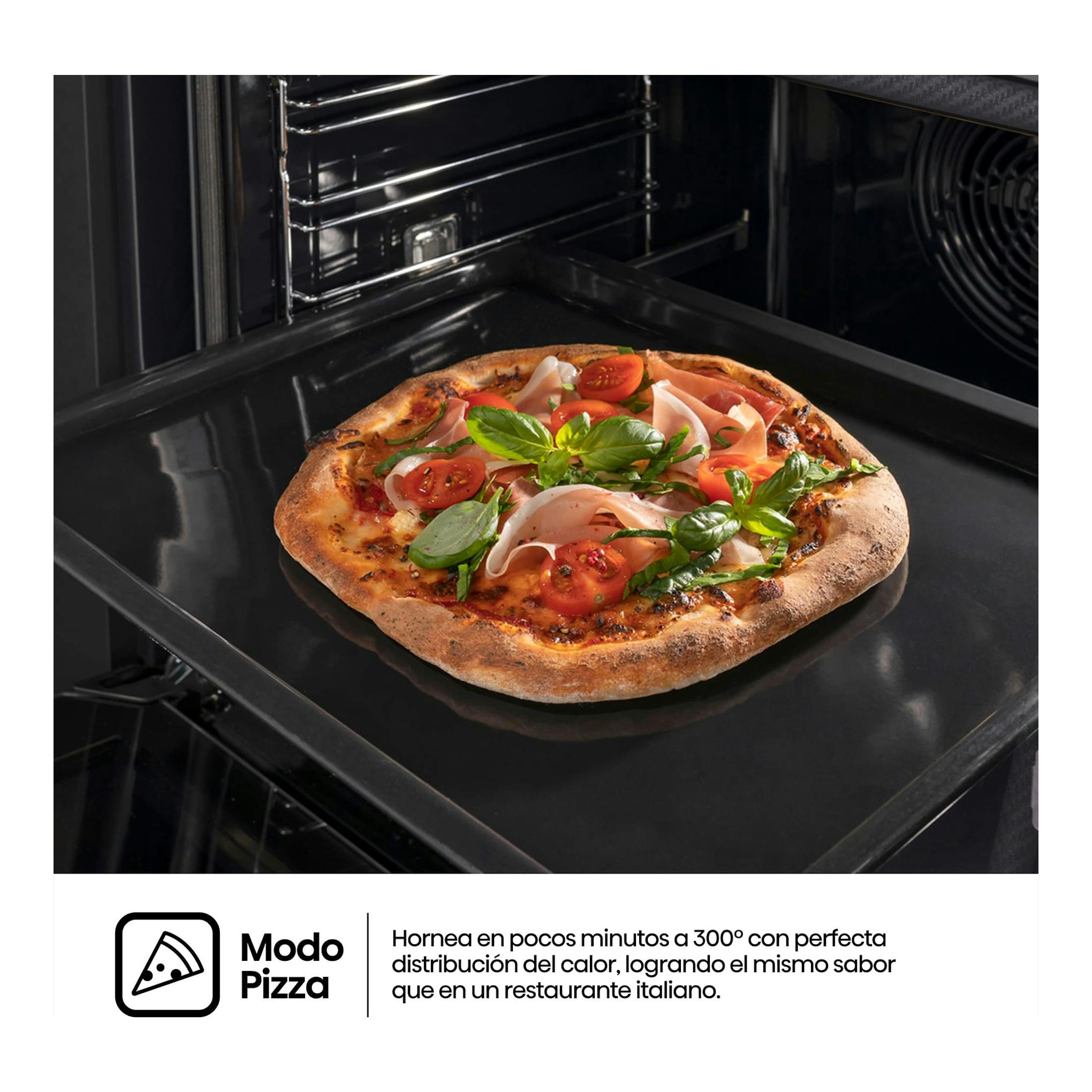 Horno Hisense BI64223EPWG, interior en vista frontal con pizza sobre bandeja negra y función Modo Pizza.