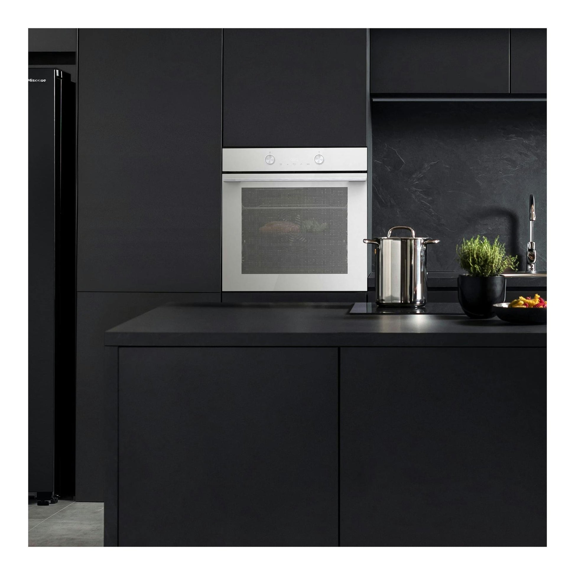 Horno empotrado Hisense BI64223EPWG blanco, con puerta de cristal y mandos frontales, en cocina oscura.