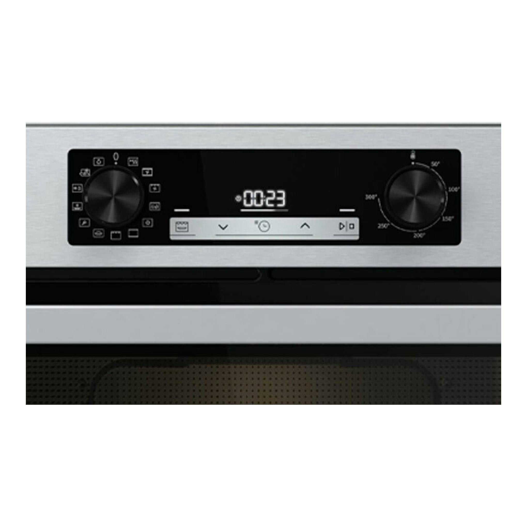 Horno Hisense BI64EPXE1SOL inox, vista frontal del panel de control negro y acero inoxidable.