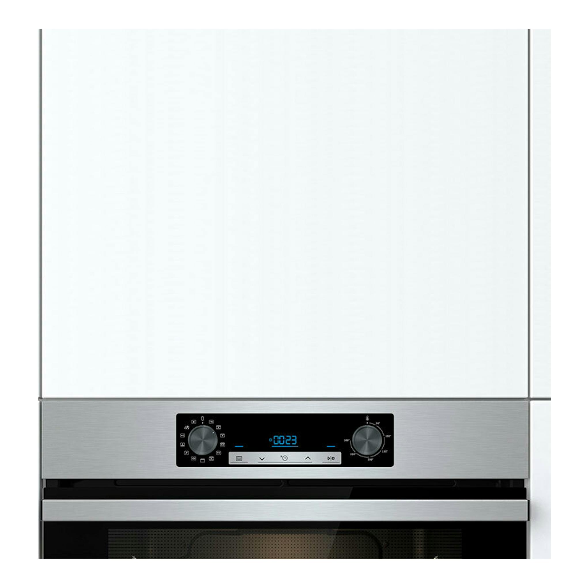 Horno Hisense BSA65226AX inox, vista frontal, panel digital negro y dos mandos giratorios.