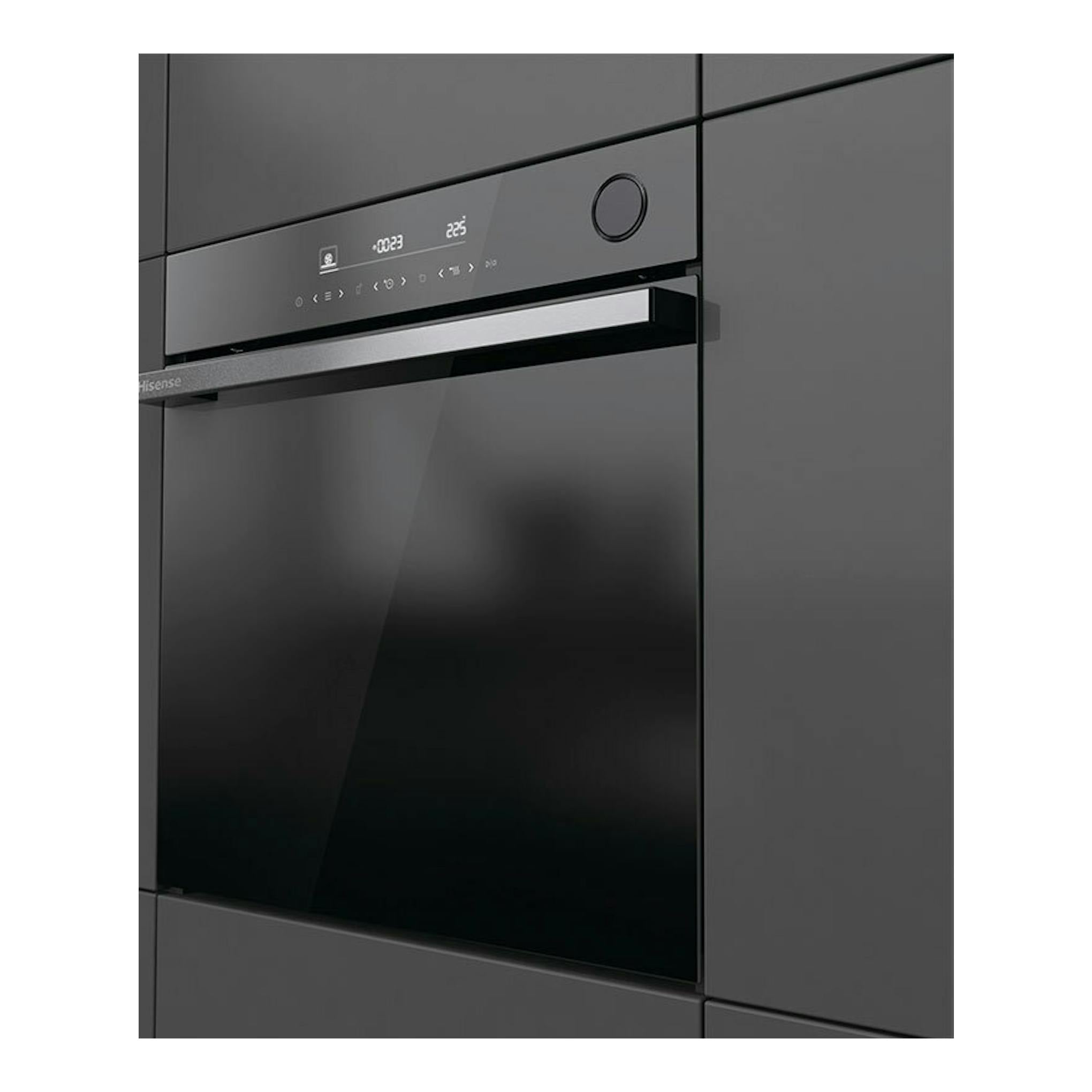 Horno Hisense BSA66346ADBGWIFI de cristal negro, empotrado, vista frontal con panel digital.