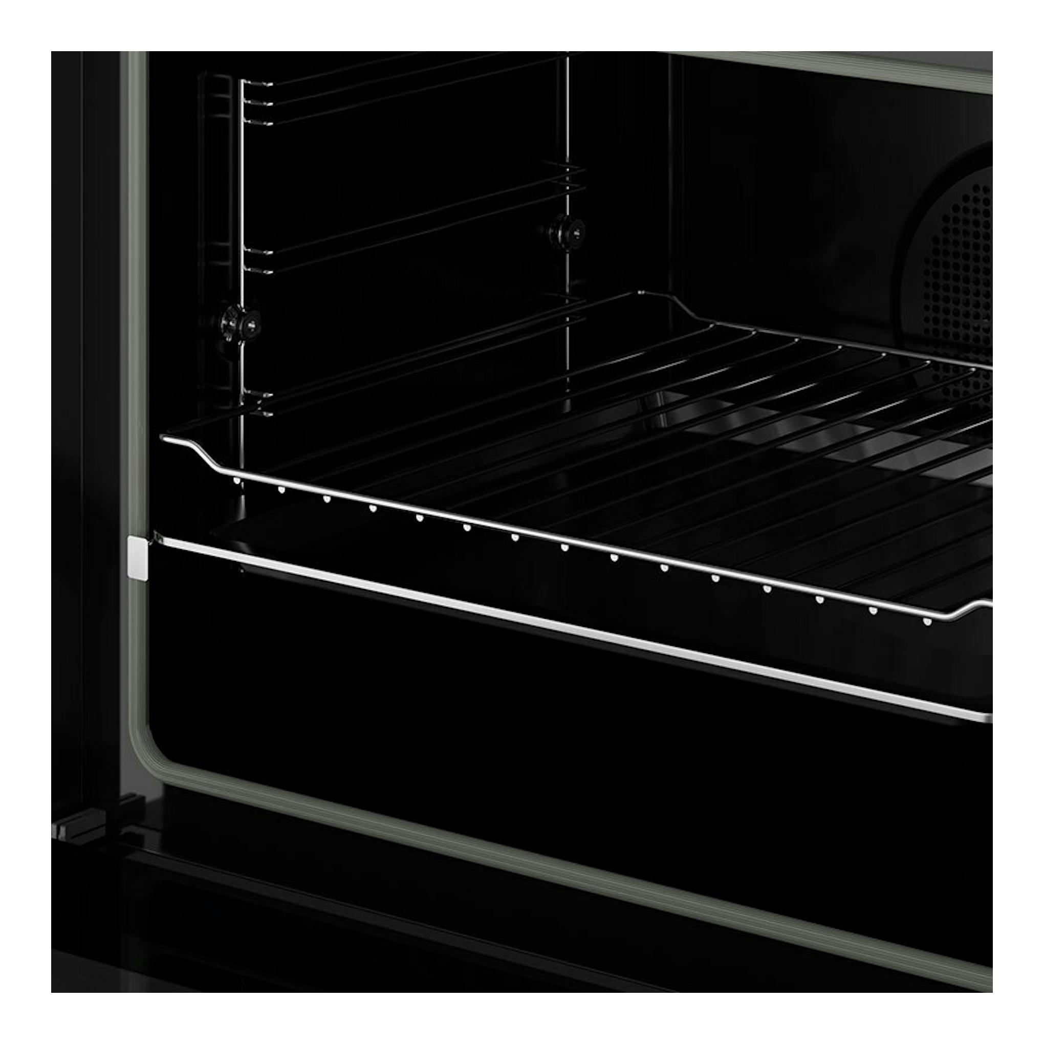 Horno integrable Teka HLB8400 negro, vista interior en primer plano con rejilla y bandeja.