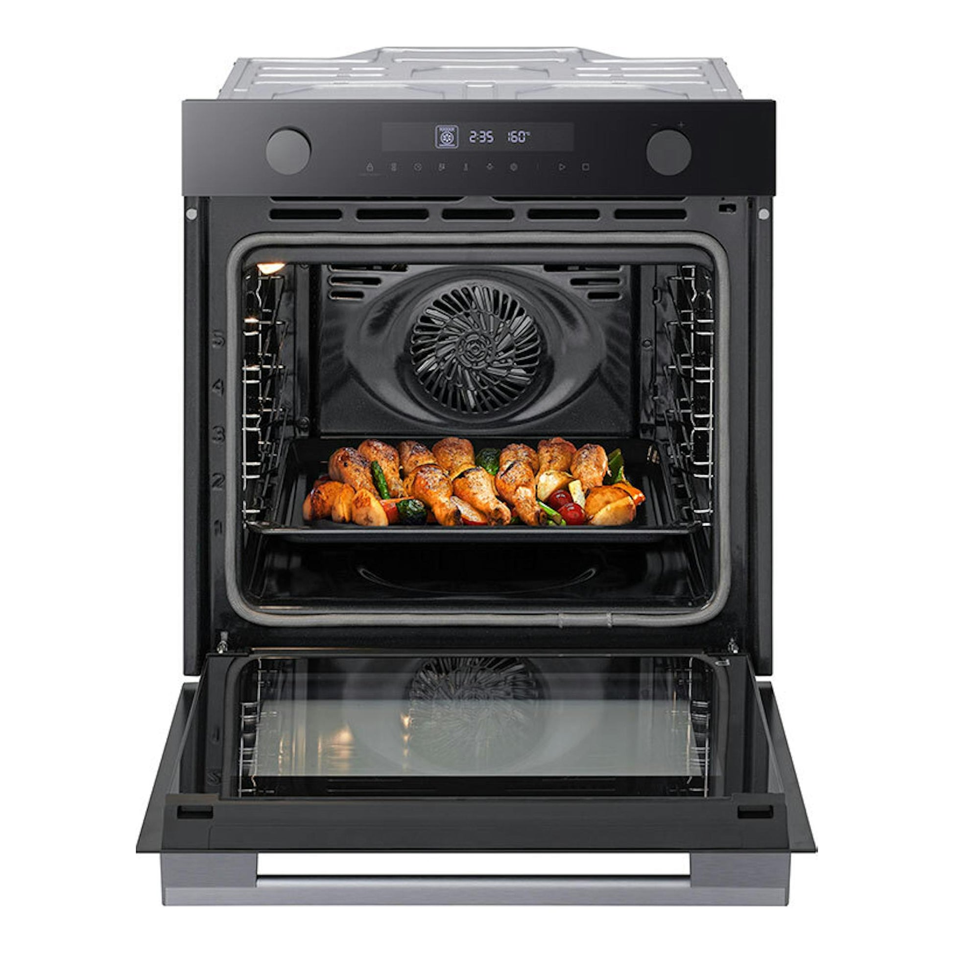 Horno LG WS5D7210G negro, vista frontal con puerta abatible abierta y bandeja con pollo asado.