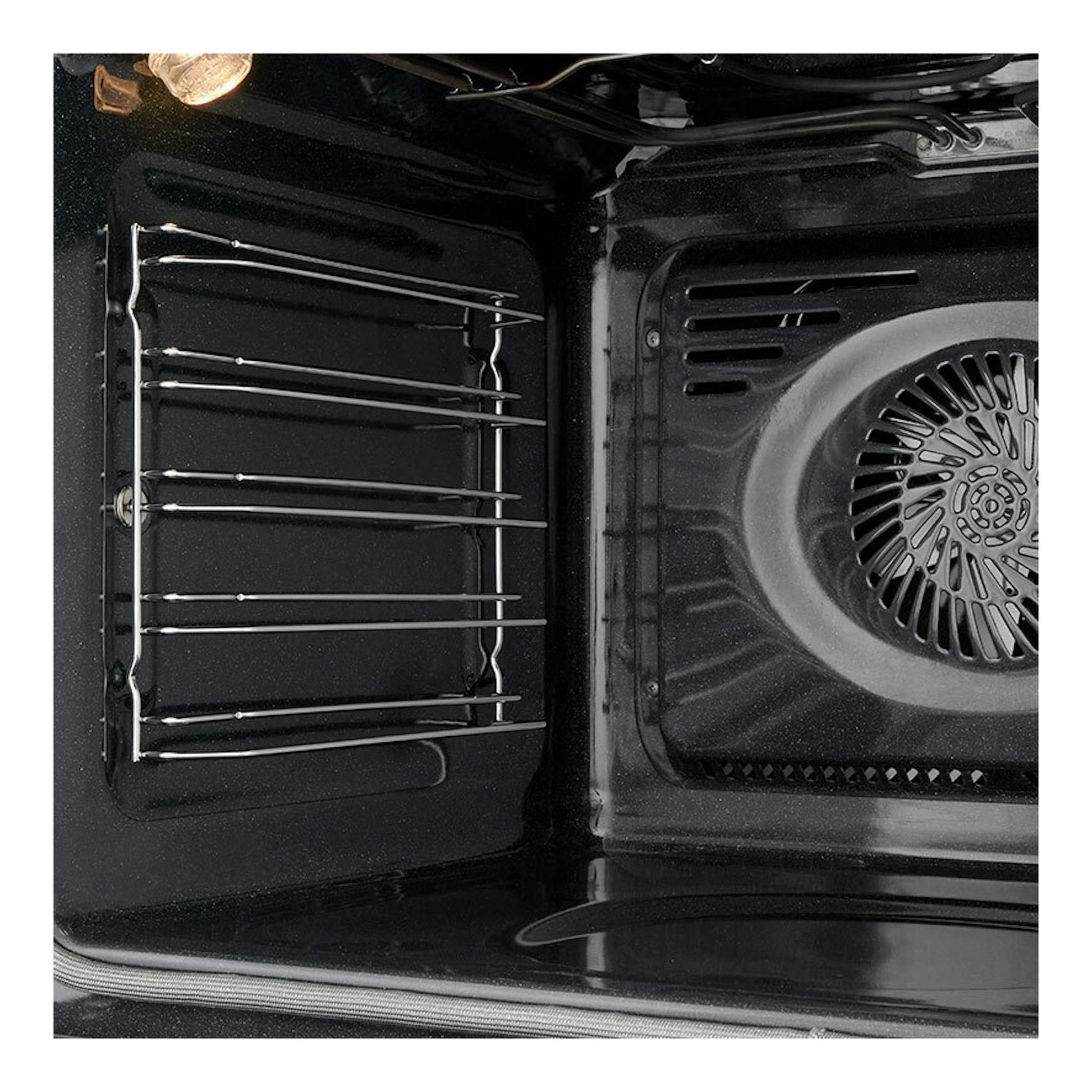 Interior de horno LG WS5D7210G en cristal negro, vista frontal, con rejilla y ventilador trasero.