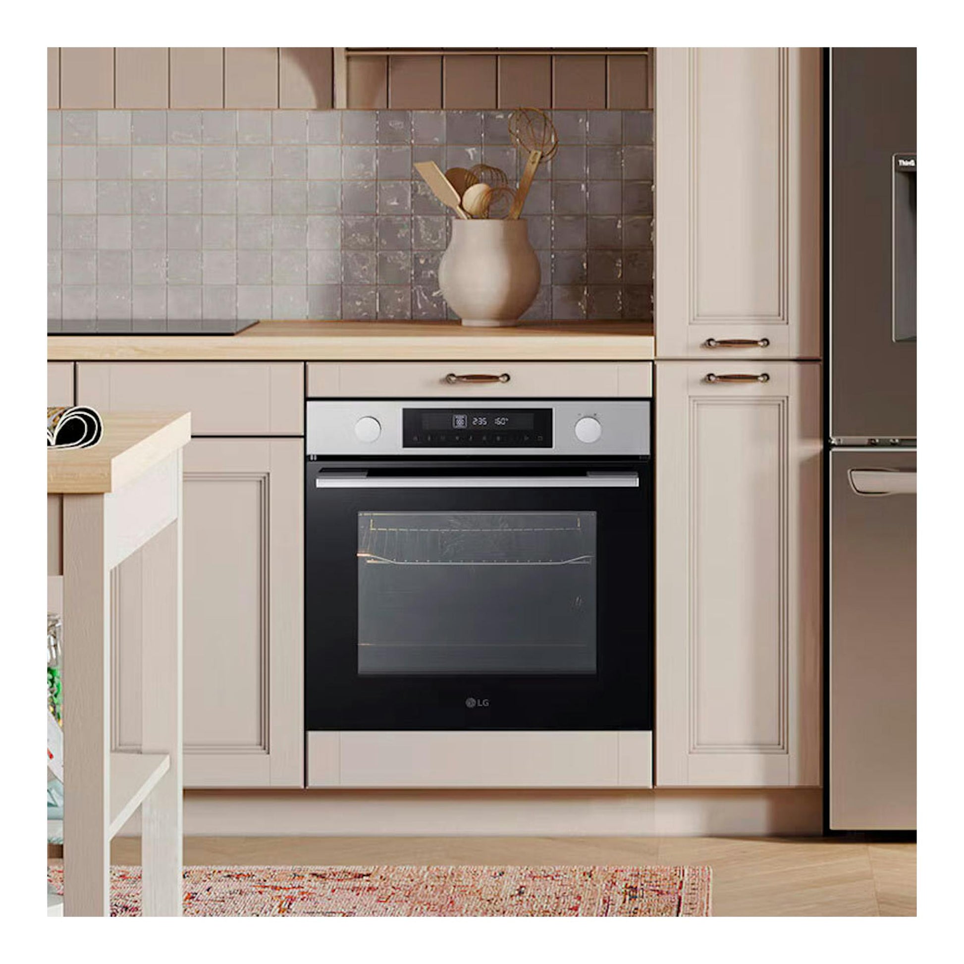 Horno empotrado LG WS5D7230S Inox, vista frontal, panel digital y puerta negra con marco plateado.