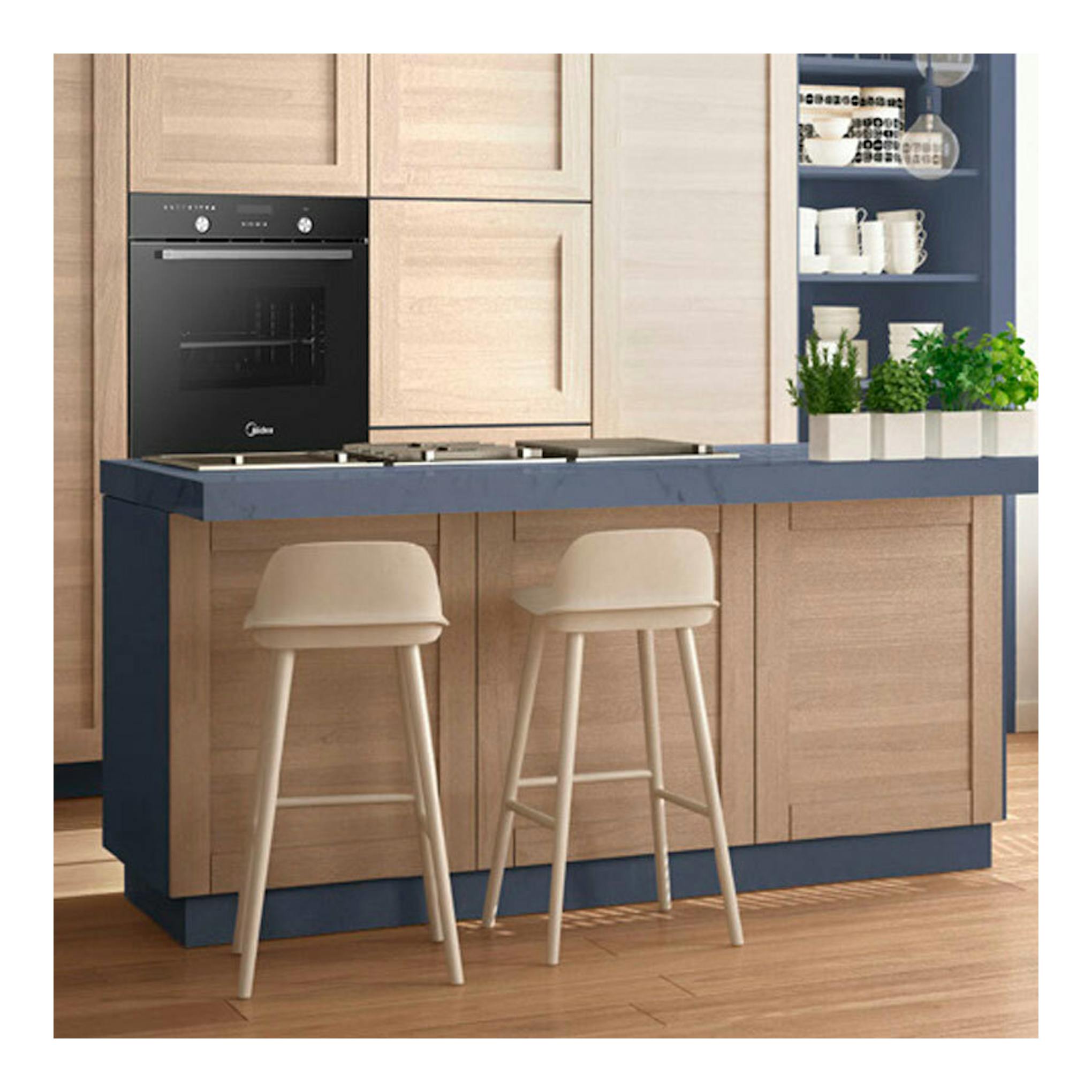Horno Midea MBON5M90E5-BK negro empotrado en cocina, vista frontal.