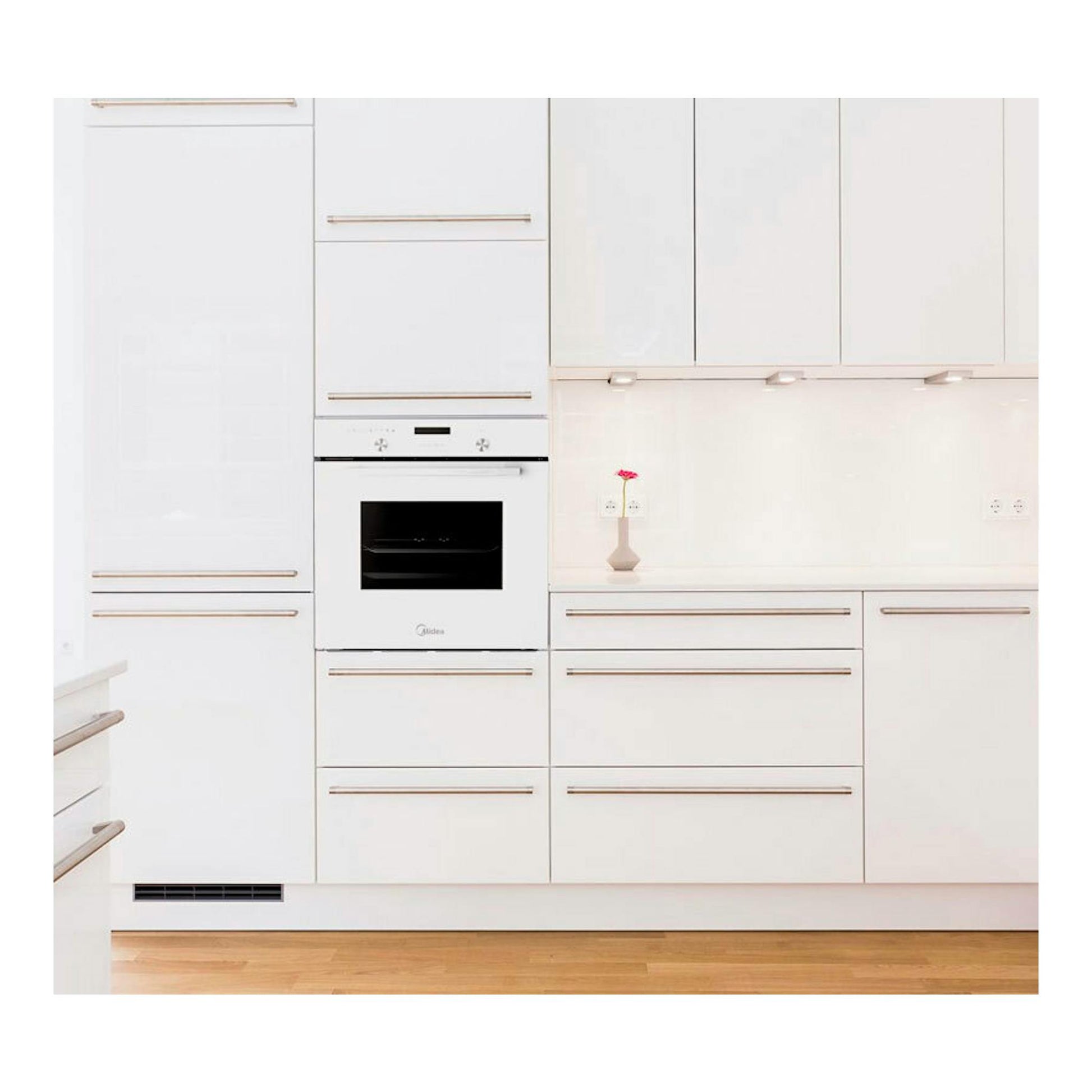 Horno empotrado Midea MBON5M90E5-WH de cristal blanco, vista frontal en cocina blanca.