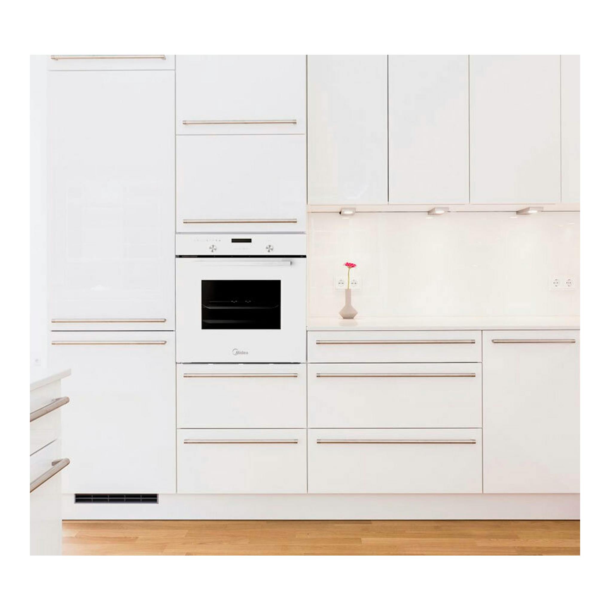 Horno empotrado Midea MBON5M90E5-WH de cristal blanco, vista frontal en cocina blanca.
