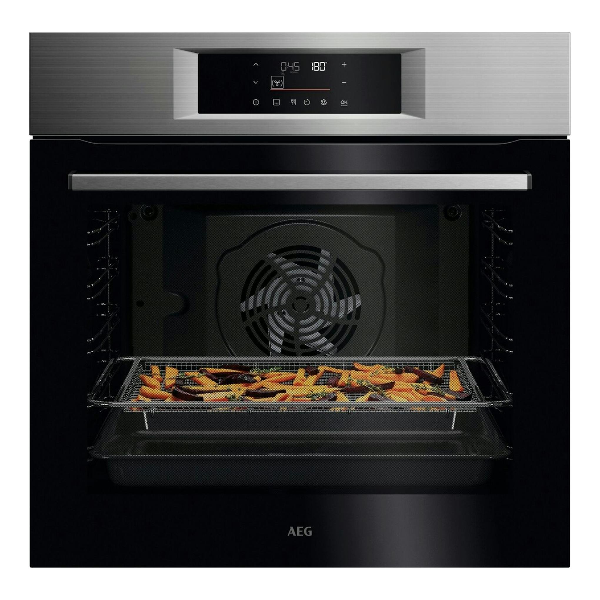 Horno AEG GU5PB43FPM negro y acero inoxidable, vista frontal con puerta abierta y bandeja con verduras.