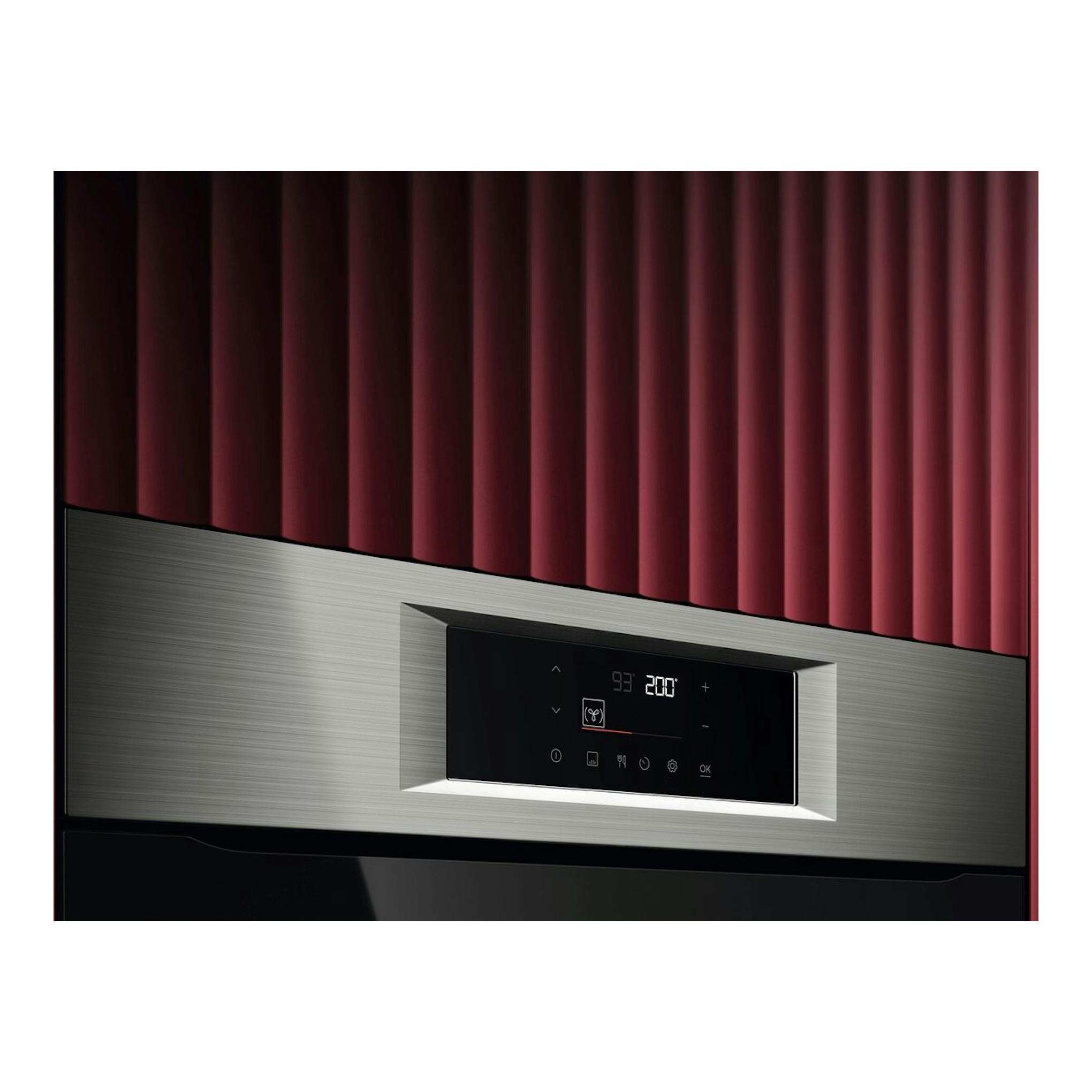 Horno AEG OU5PB43PM de acero inoxidable, vista frontal parcial con panel táctil negro.