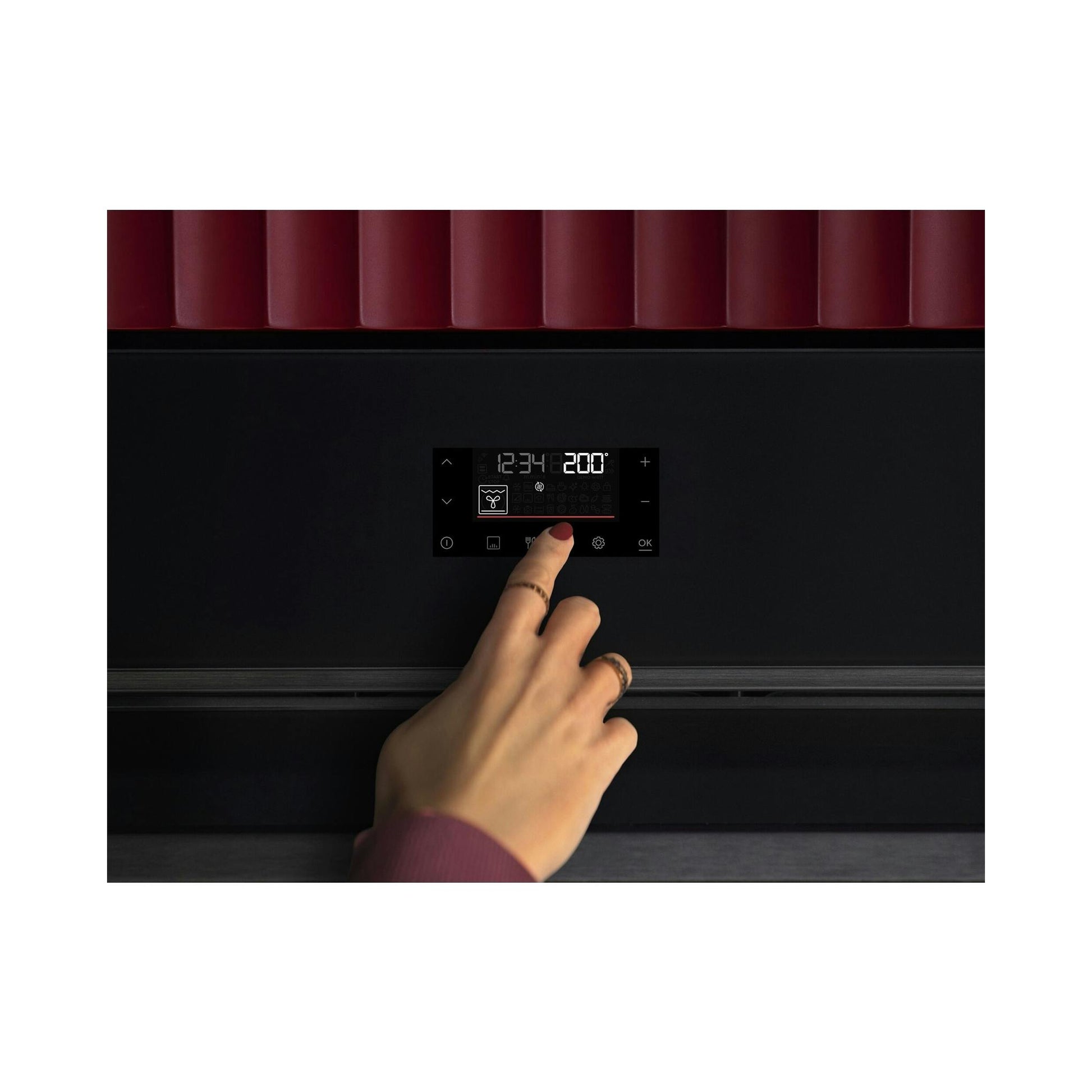Horno AEG TU5PB41ZPB negro, vista frontal parcial con panel táctil y una mano pulsándolo.