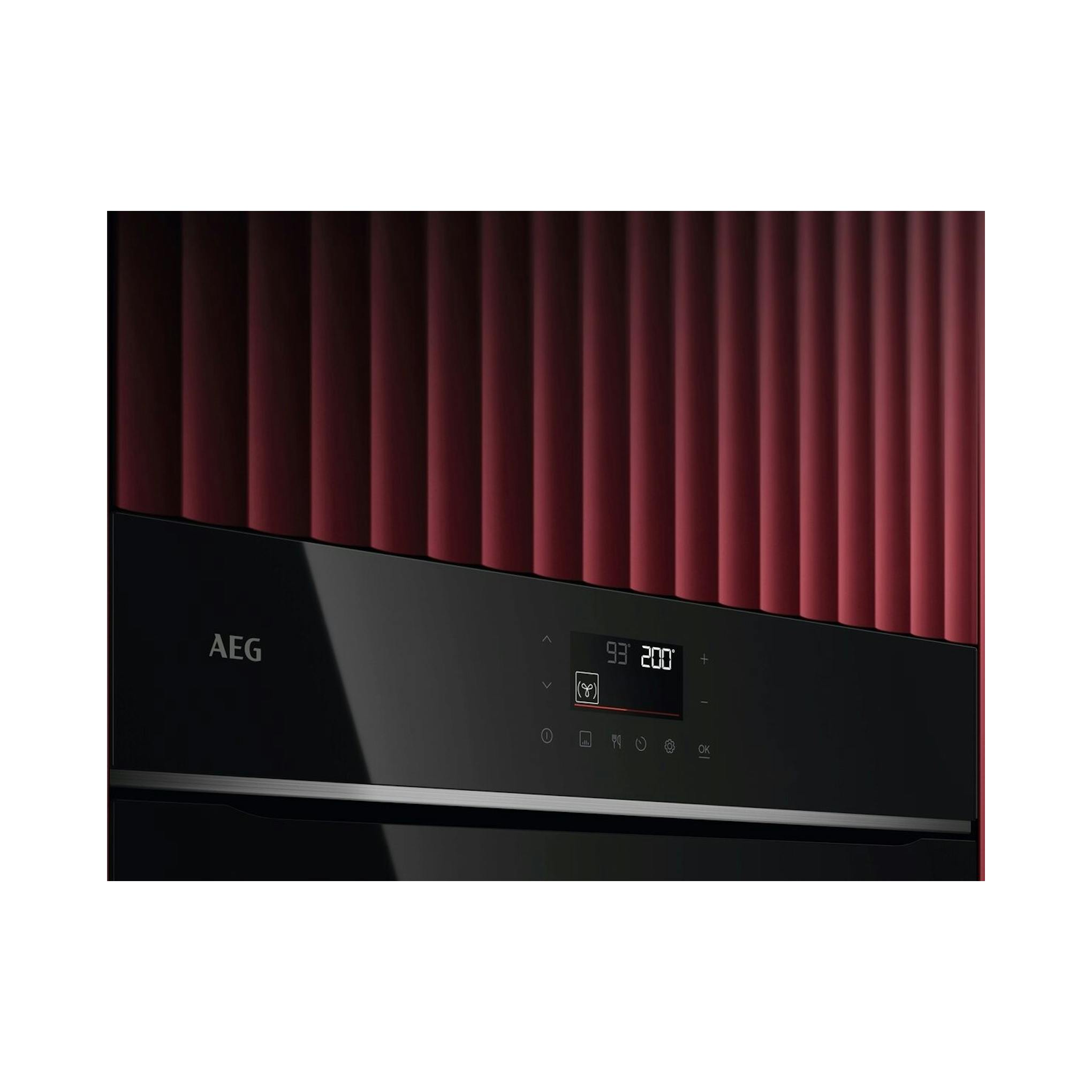 Horno multifunción AEG TU5PB41ZPB negro, vista parcial frontal con panel táctil.