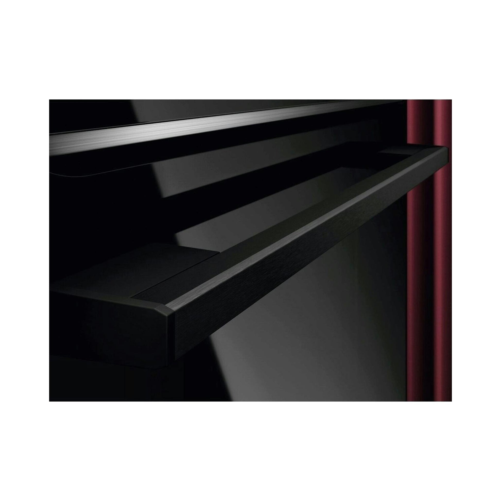 Detalle en primer plano de un horno AEG TU5PB41ZPB negro, con puerta y tirador.