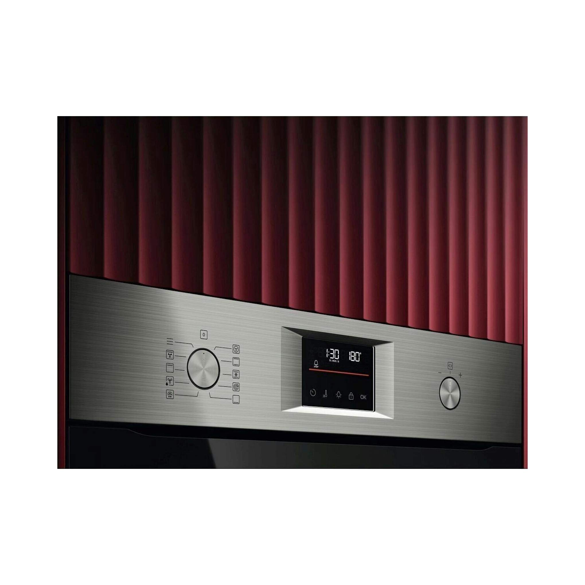 Horno AEG TU5PB43SM de acero inoxidable, vista parcial frontal del panel de control con pantalla y mandos.