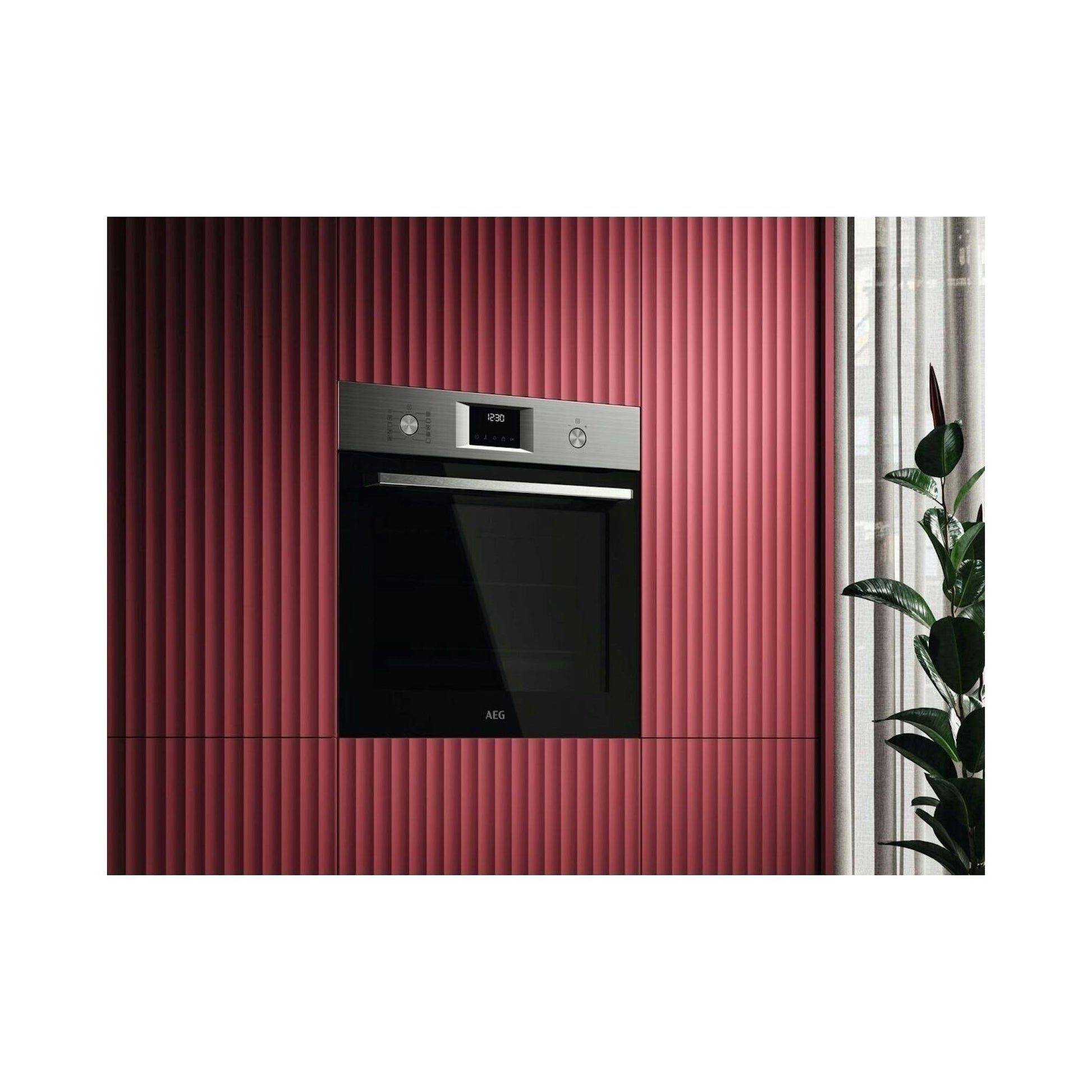 Horno empotrado AEG TU5PB43SM negro y acero inoxidable, vista frontal en cocina con fondo rosa.