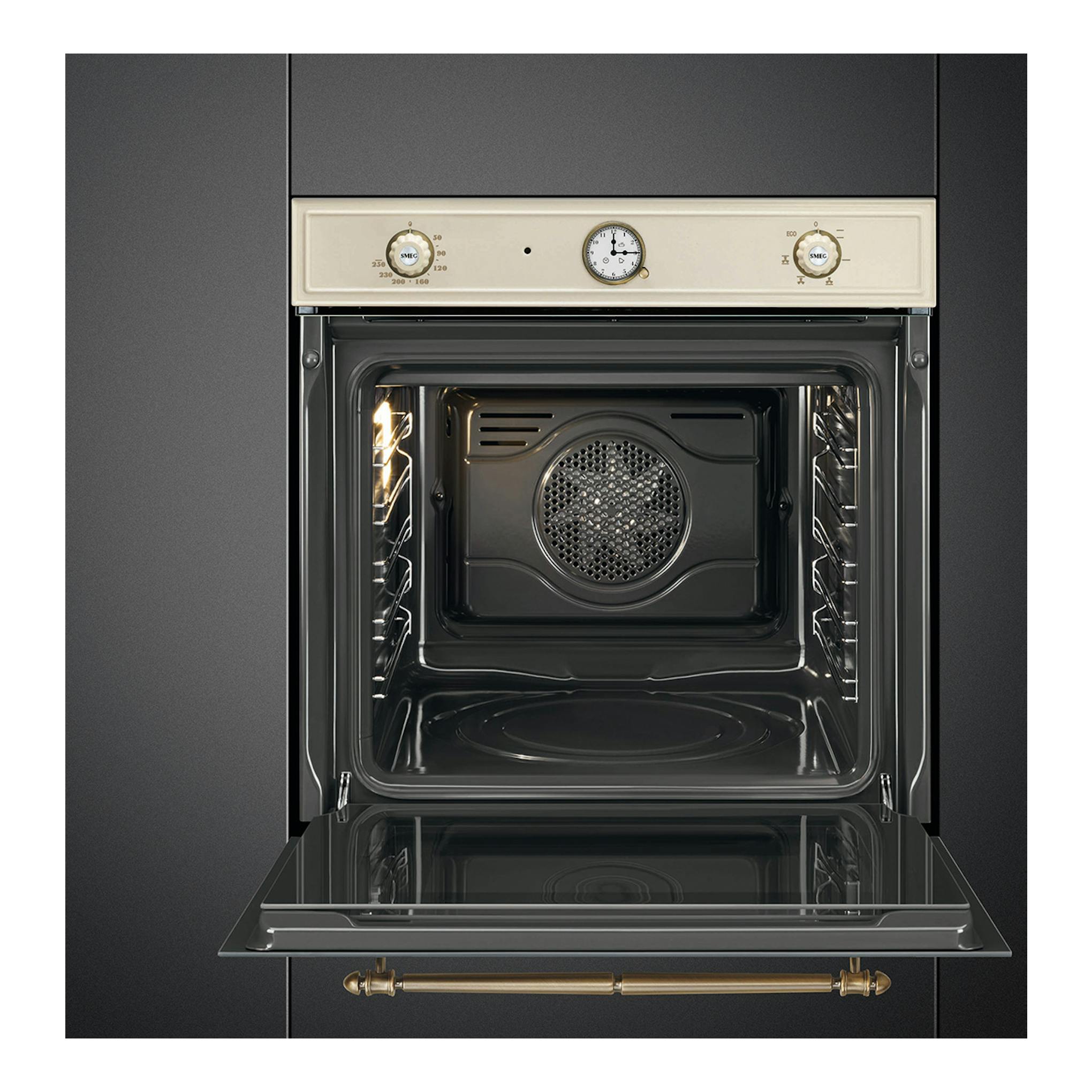 Horno empotrable Smeg SFP67C1TPO crema, vista frontal, con la puerta abatida y el interior negro visible.