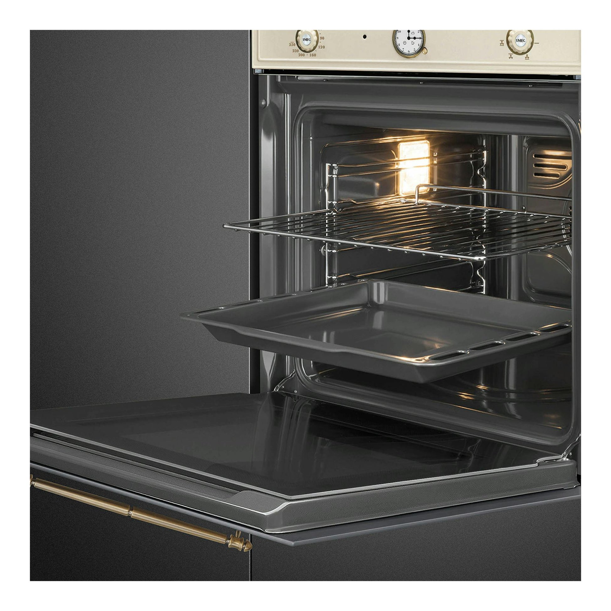 Horno Smeg SFP67C1TPO crema, vista frontal con puerta abierta e interior con bandeja y rejilla.