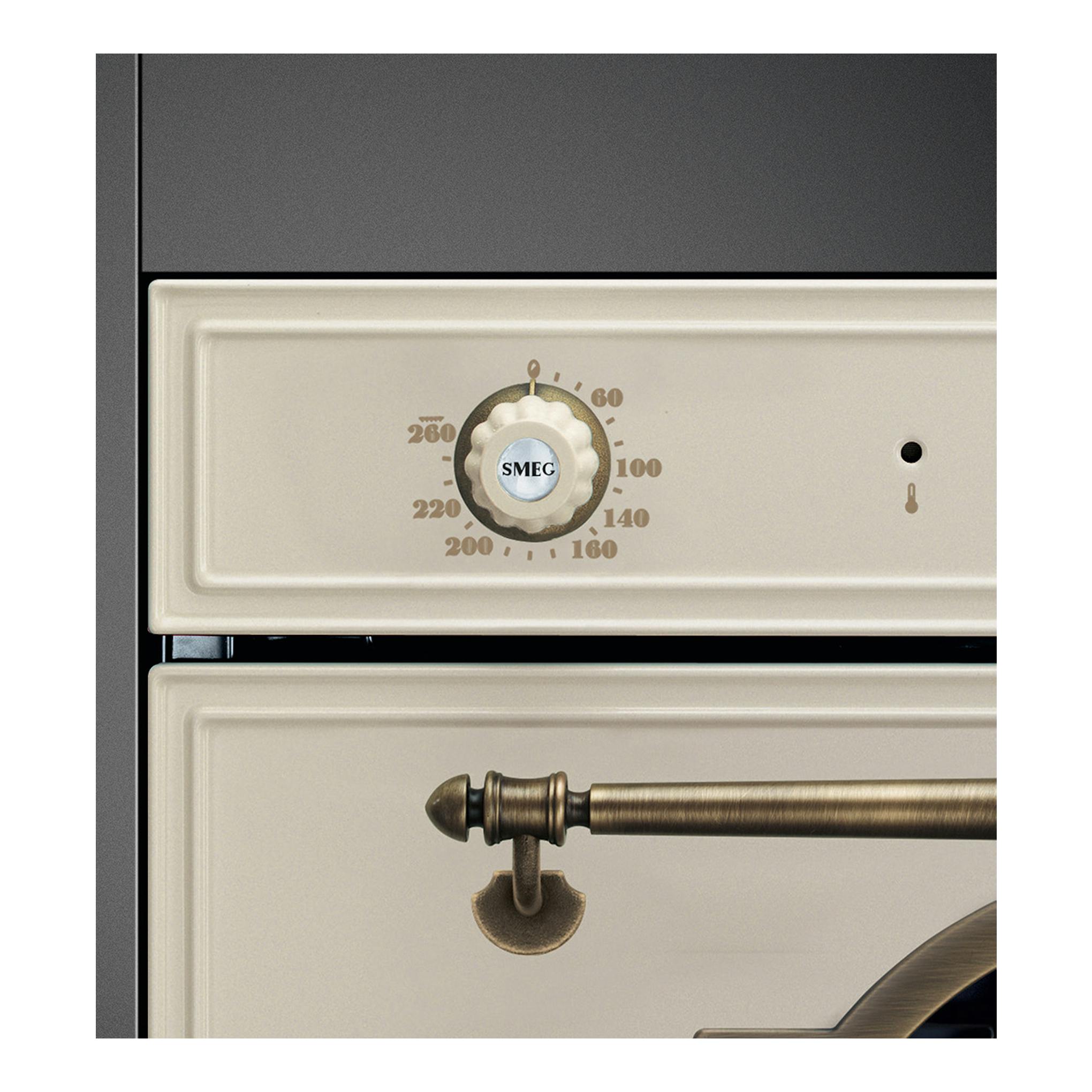 Primer plano de un horno Smeg SFP67C1TPO color crema, con mando central y tirador metálico.