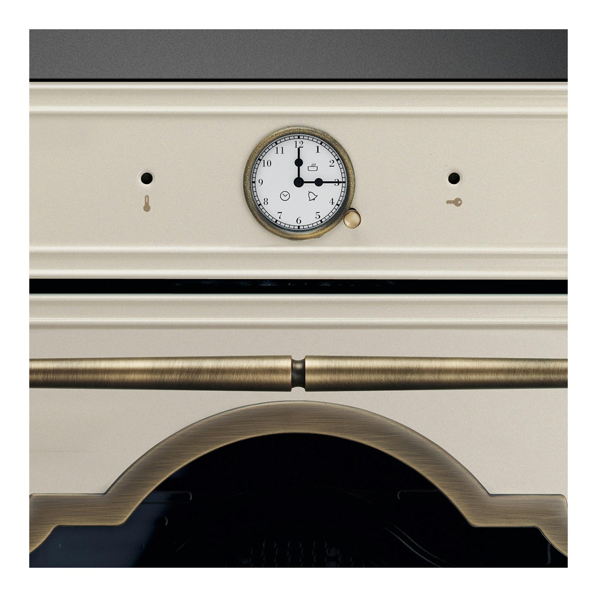 Horno Smeg SFP67C1TPO crema, vista frontal con reloj analógico y tirador metálico.