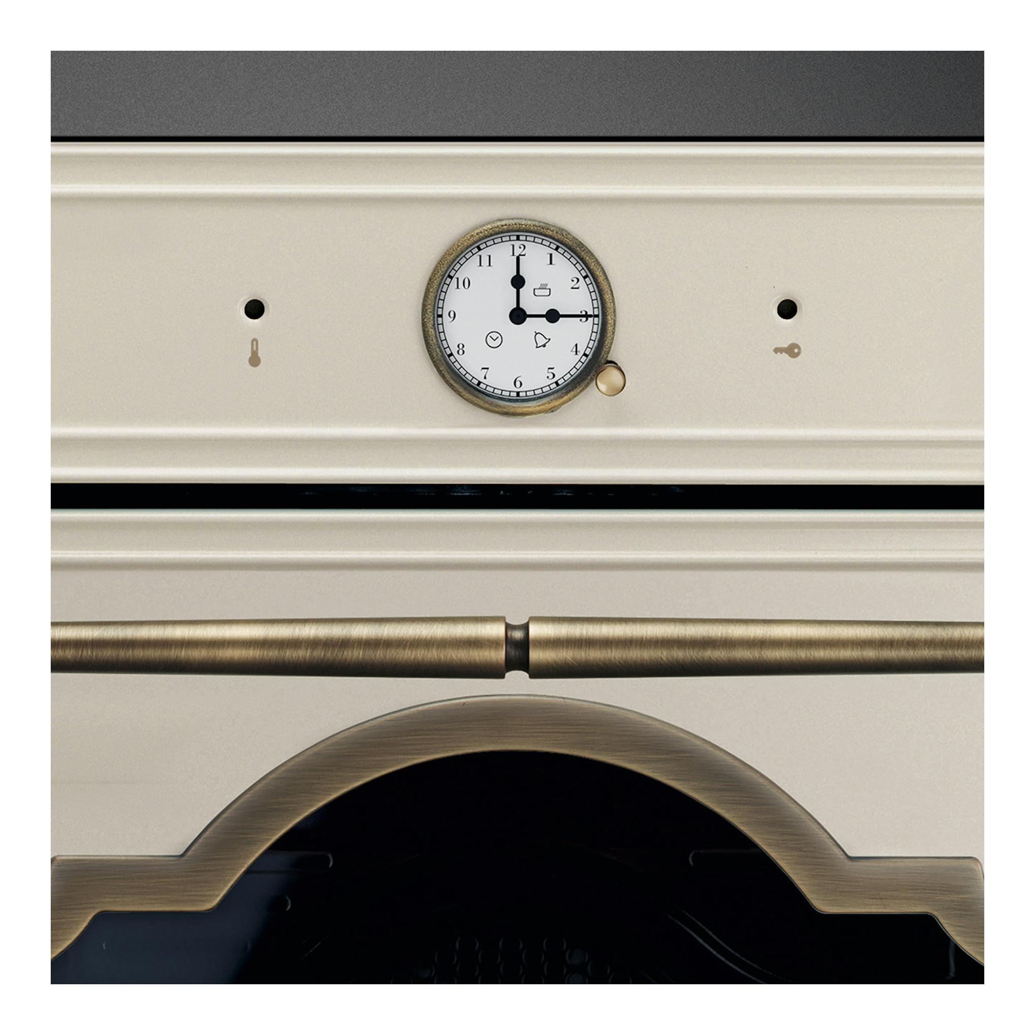 Horno Smeg SFP67C1TPO crema, vista frontal con reloj analógico y tirador metálico.