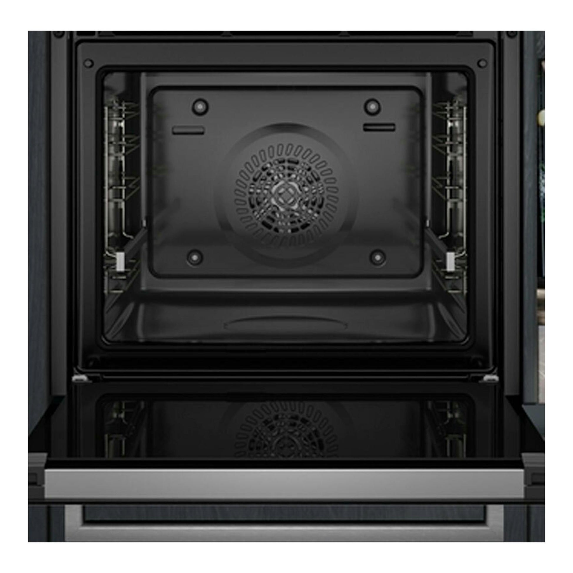 Siemens HB372AES3 Inox, vista frontal del interior del horno negro con ventilador central y guías laterales.