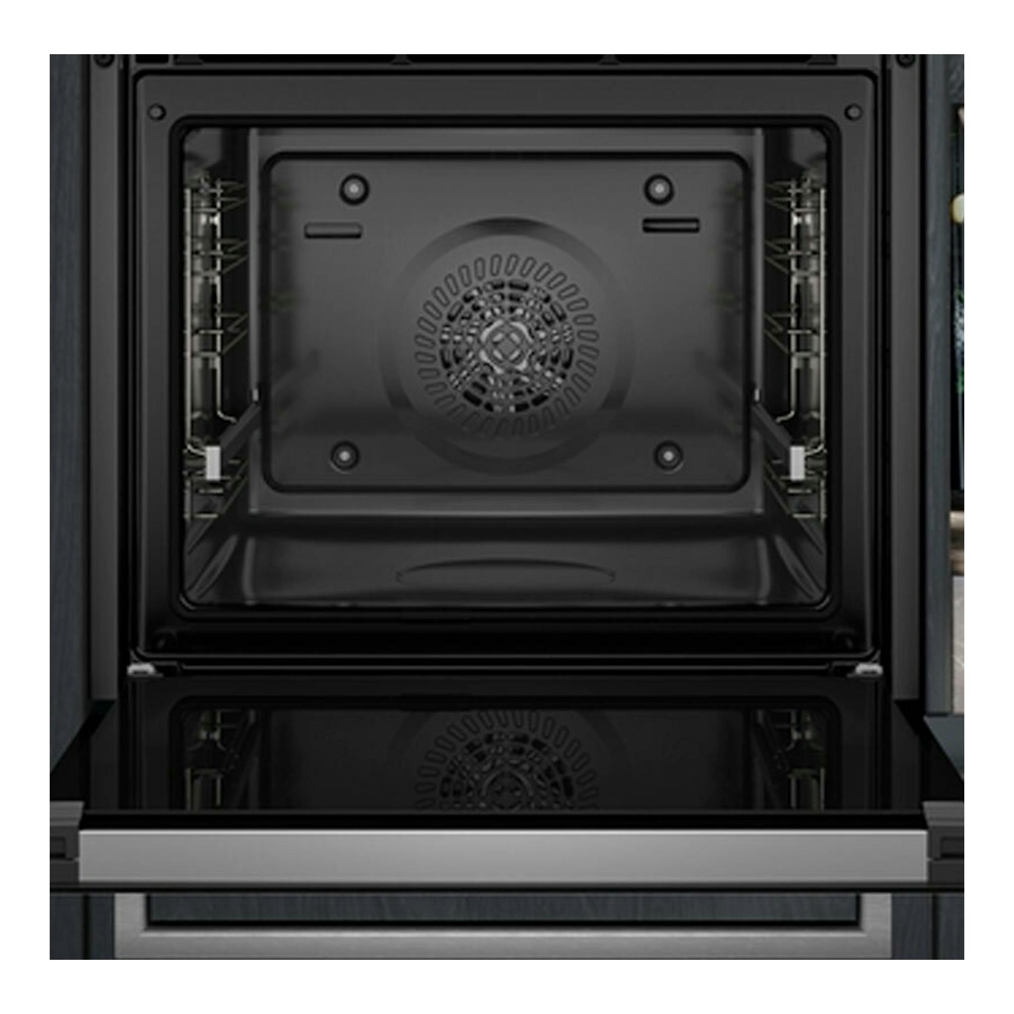 Siemens HB372AES3 Inox, vista frontal del interior del horno negro con ventilador central y guías laterales.