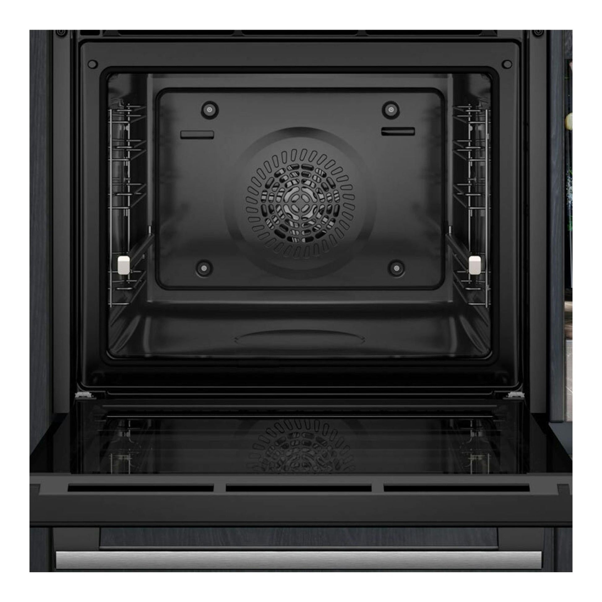 Horno Siemens HB514AER4 negro, vista frontal del interior con puerta abatida y ventilador trasero.