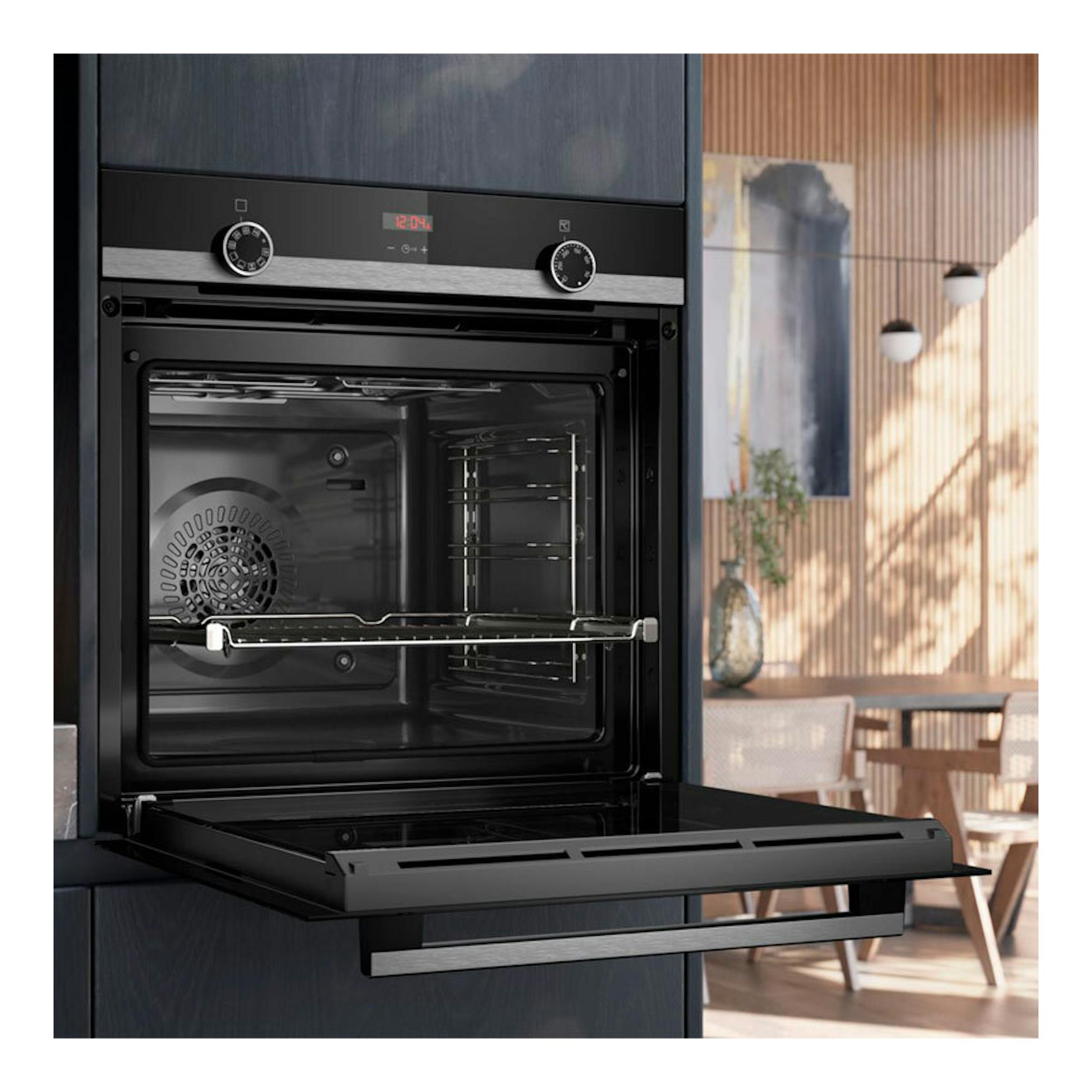 Horno empotrado Siemens HB514AER4 negro, vista frontal con puerta abatible abierta y panel de mandos superior.