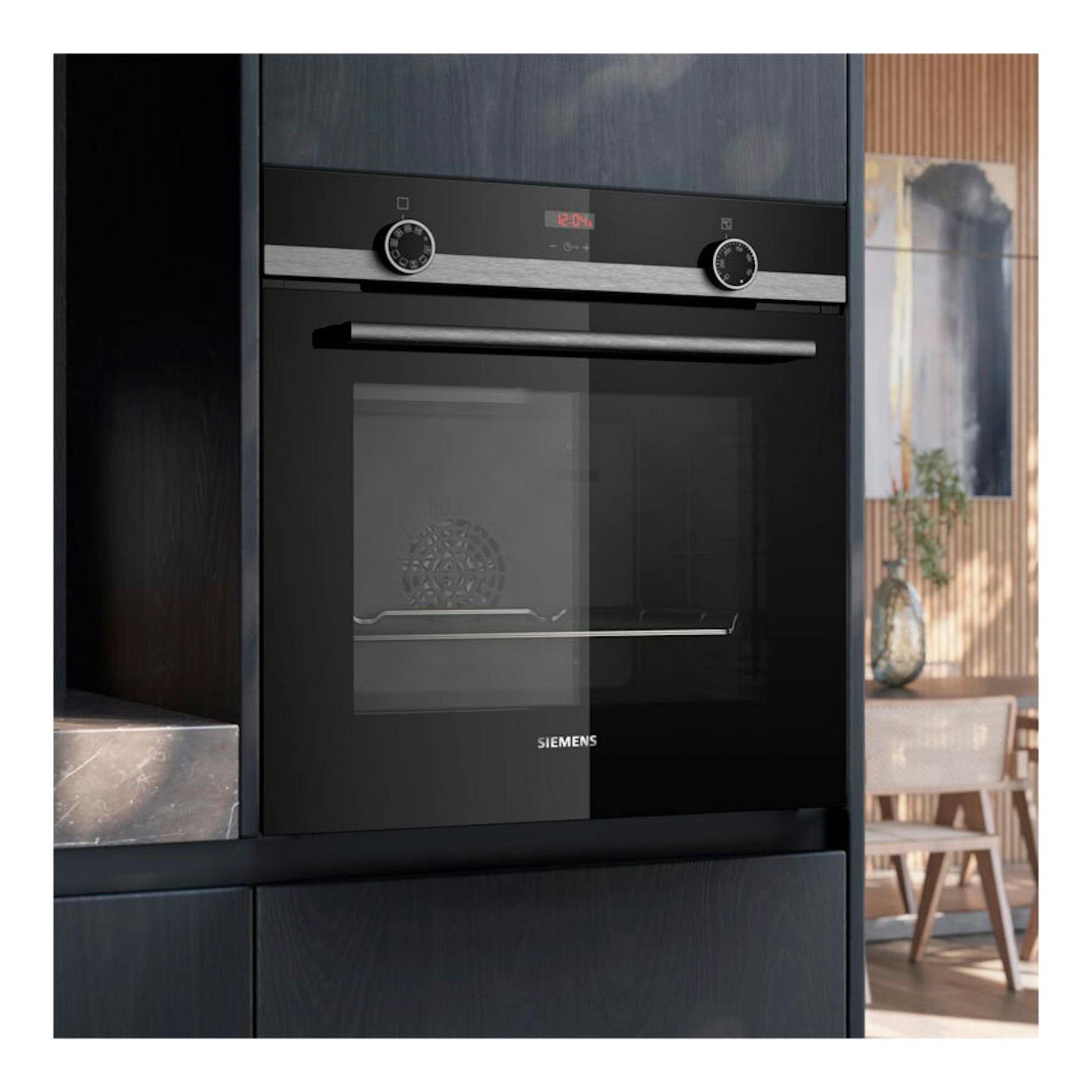 Horno empotrable Siemens HB514AER4 negro, vista frontal, con dos mandos y display digital.