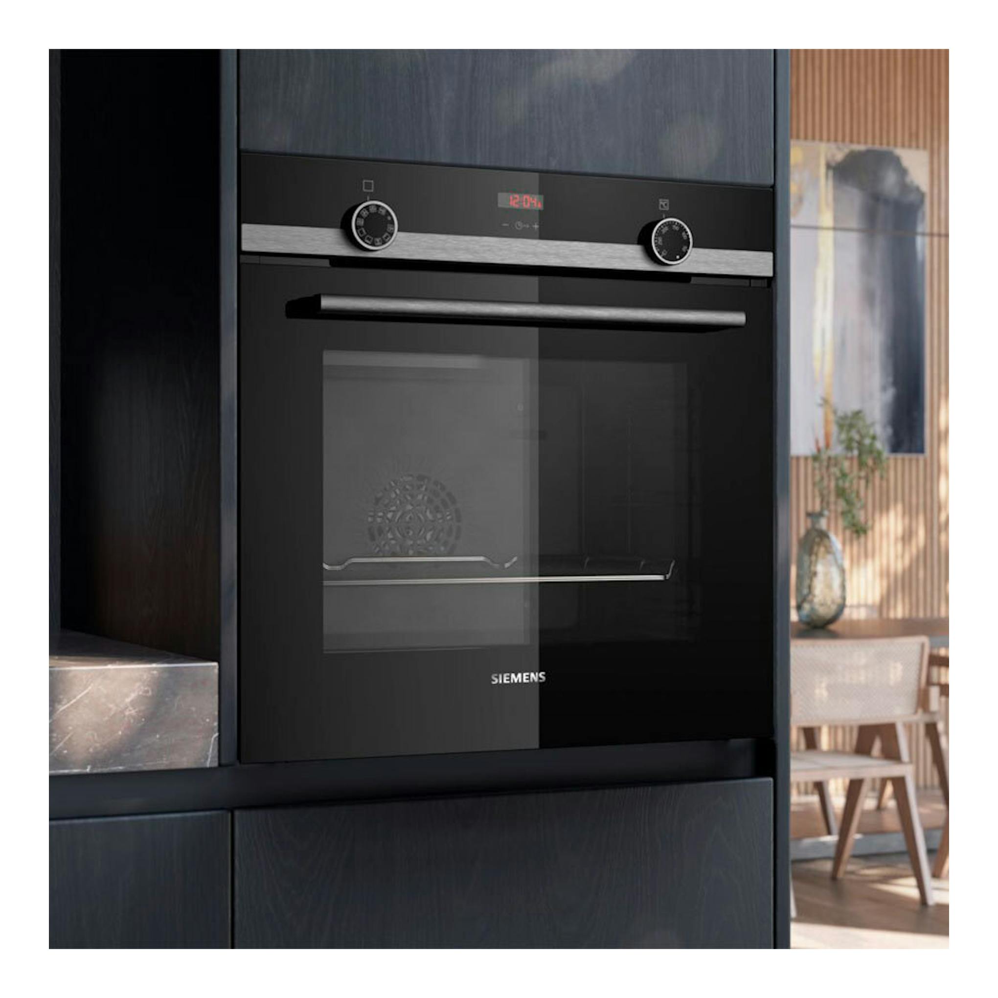 Horno empotrable Siemens HB514AER4 negro, vista frontal, con dos mandos y display digital.
