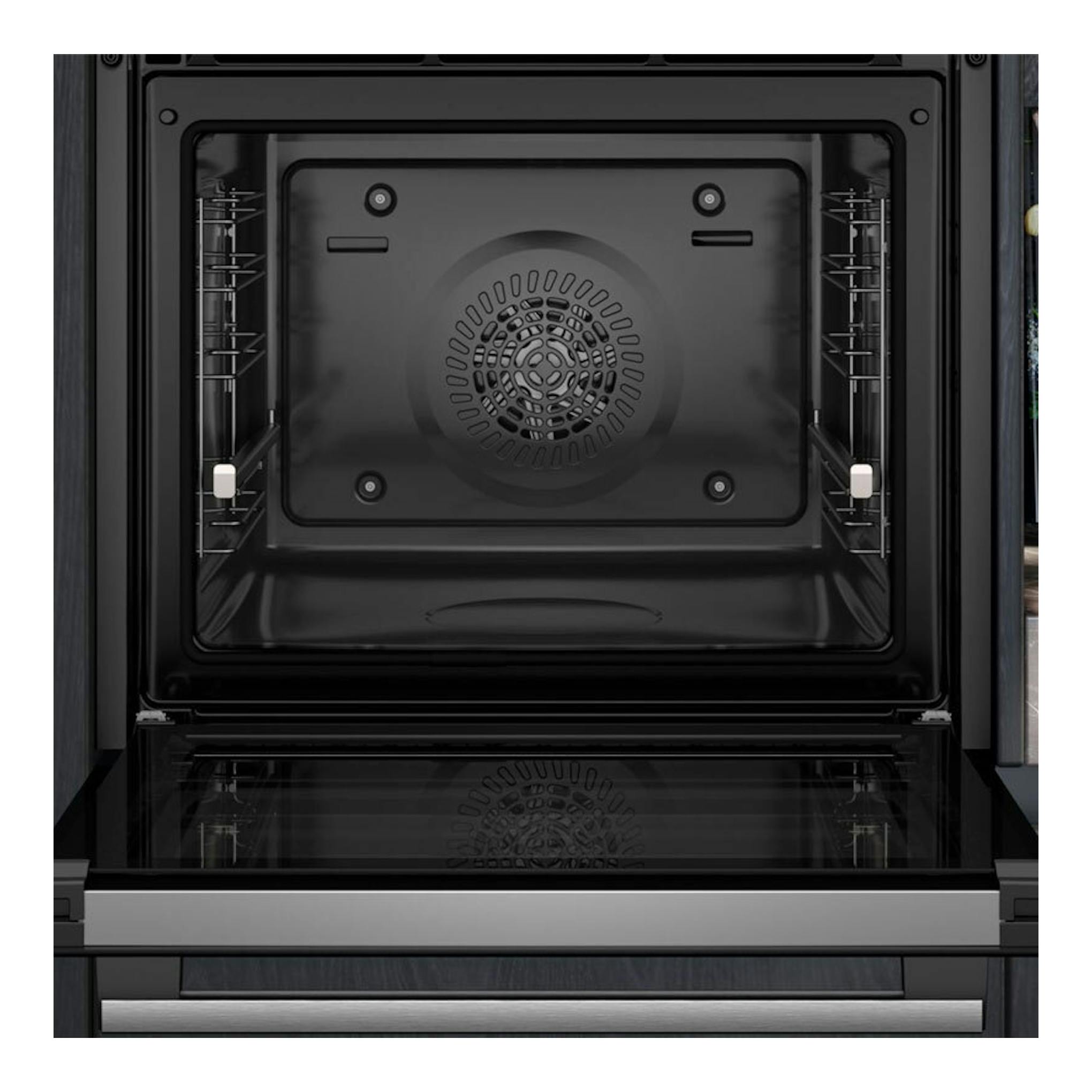 Horno Siemens HB572AES4 negro, vista frontal del interior con ventilador circular y guías laterales.