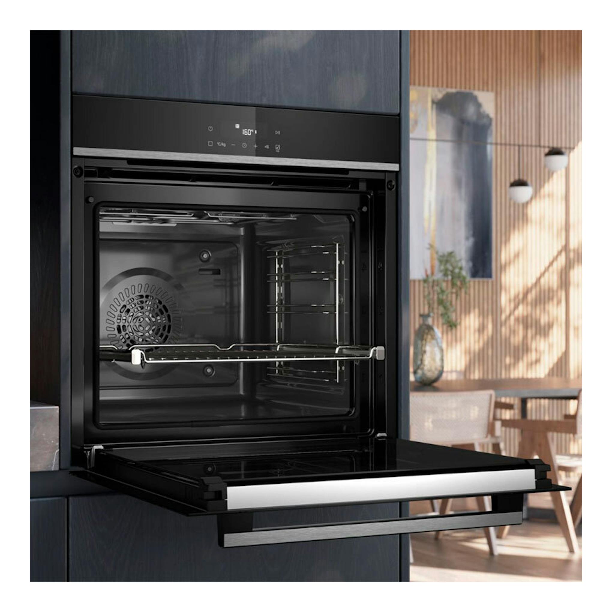 Horno Siemens HB572AES4 inox, vista frontal con puerta abatida abierta e interior negro visible.