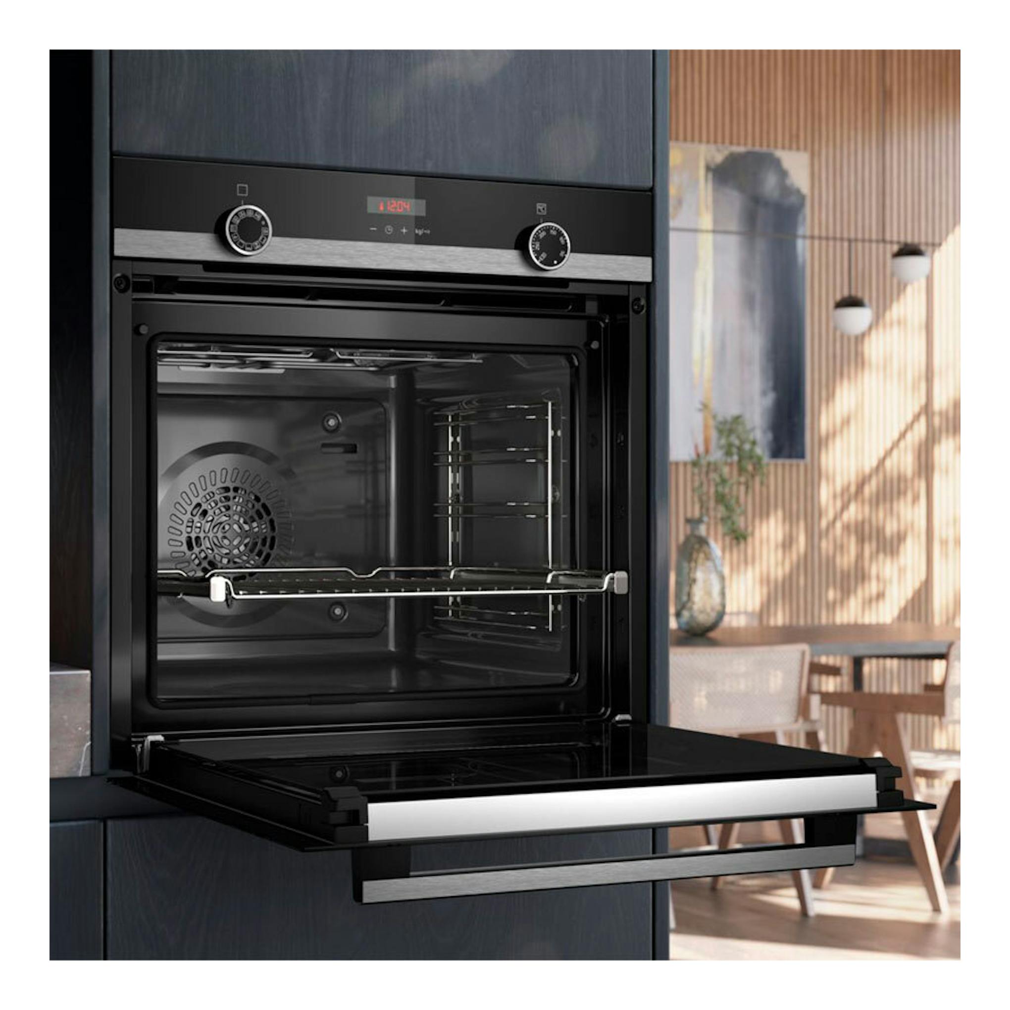 Horno empotrado Siemens HB574AER4 negro, con puerta abatible abierta, mandos frontales y display digital.