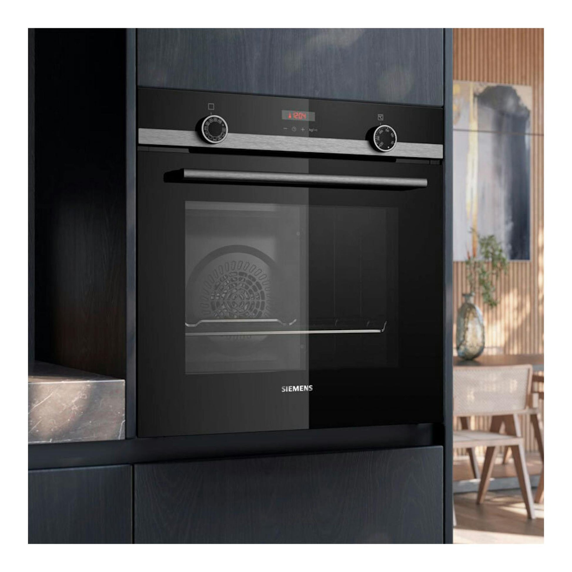 Horno empotrado Siemens HB574AER4 negro, vista frontal con puerta de cristal y mandos giratorios.